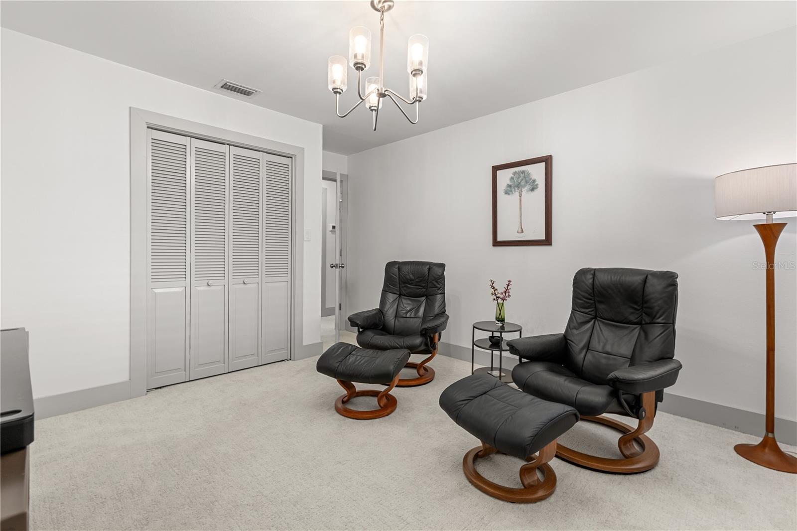 Image 32 of 47 For 125 White Oak Circle