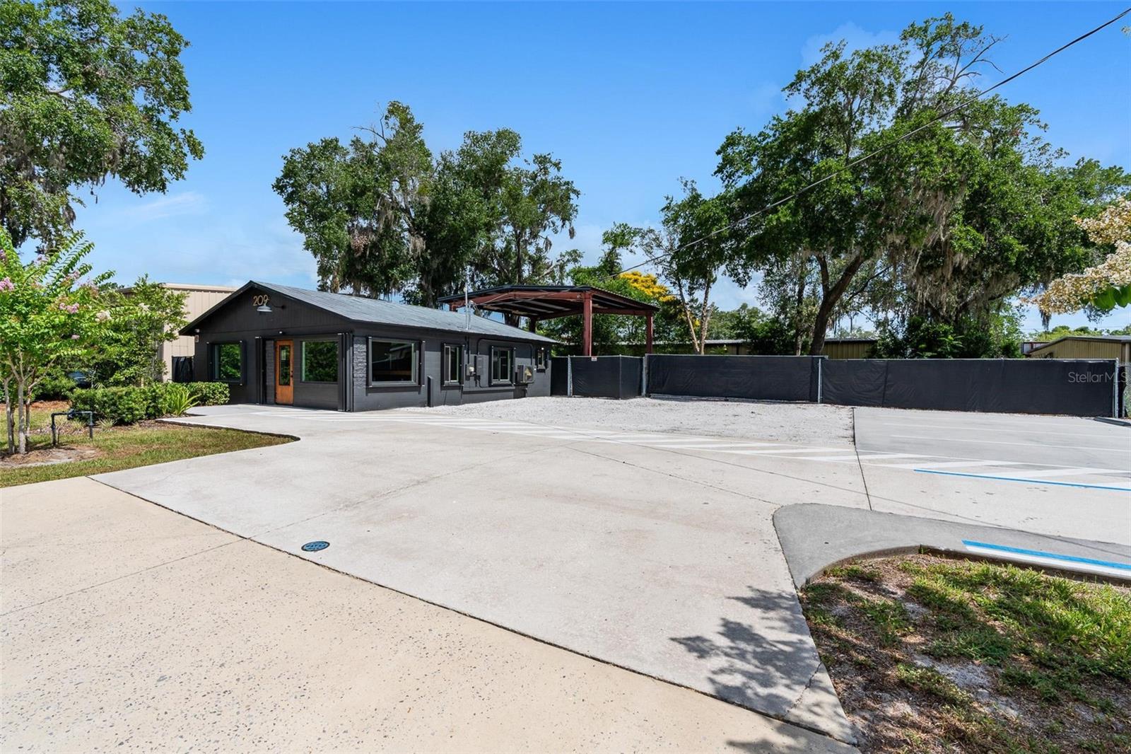 Image 3 of 43 For 209 E Palmetto Ave