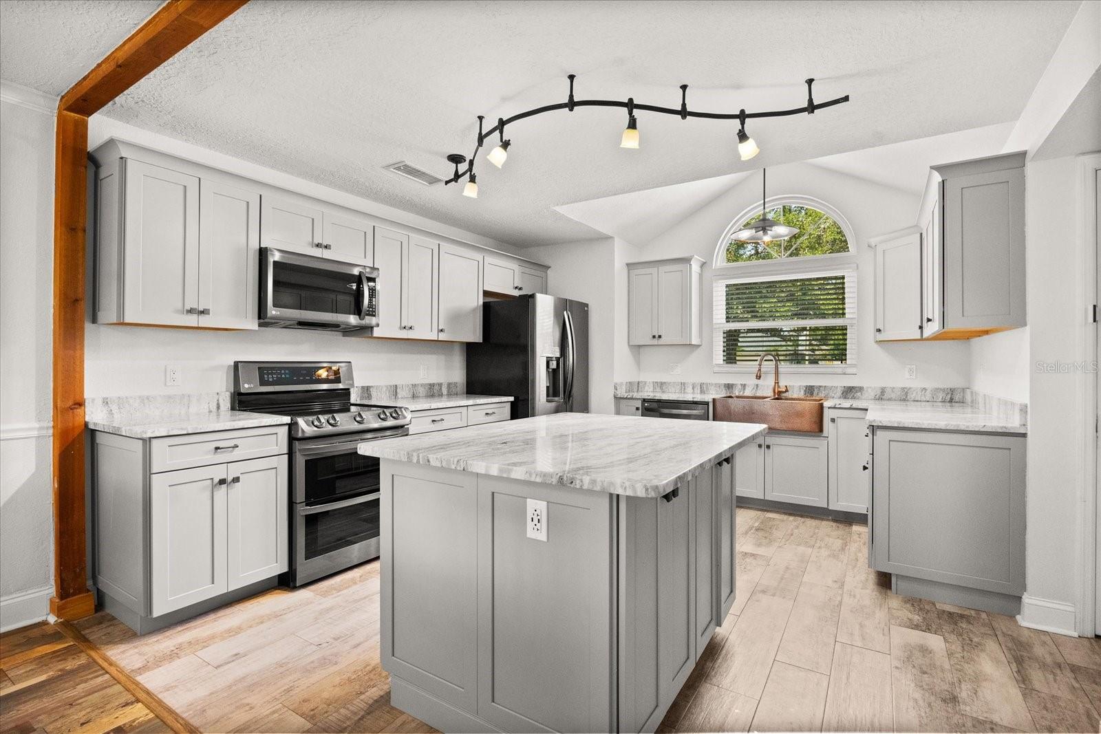 Image 12 of 36 For 1819 Shadyhill Terrace