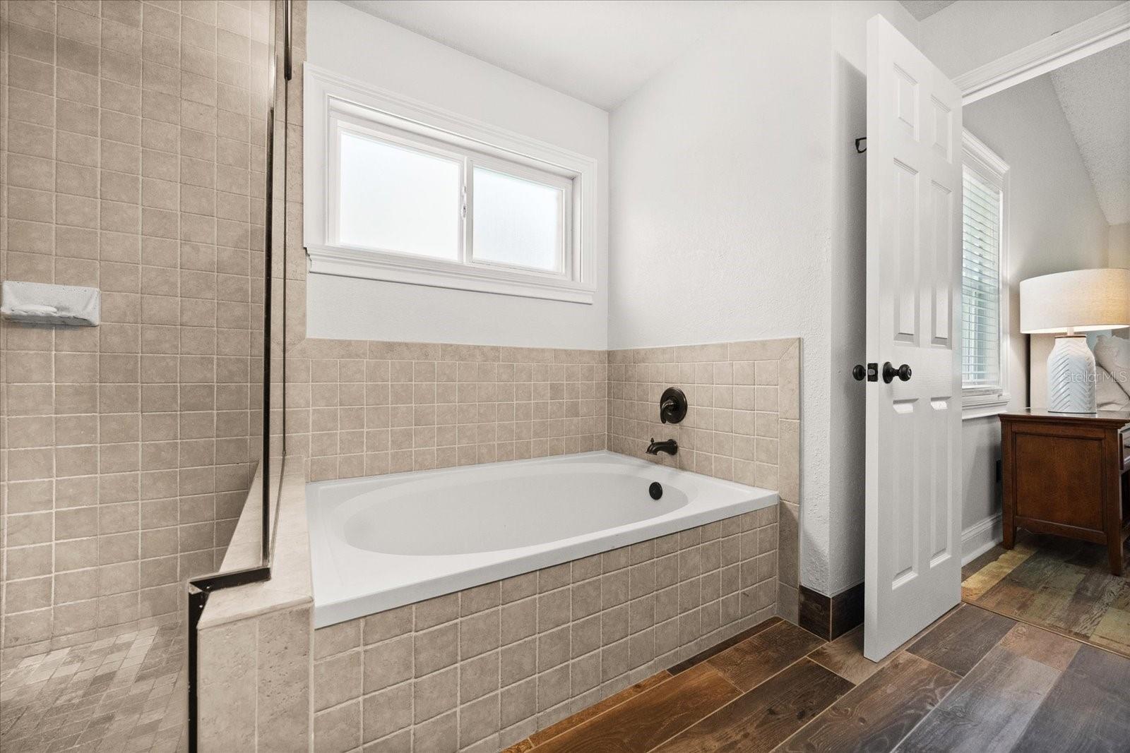 Image 23 of 36 For 1819 Shadyhill Terrace