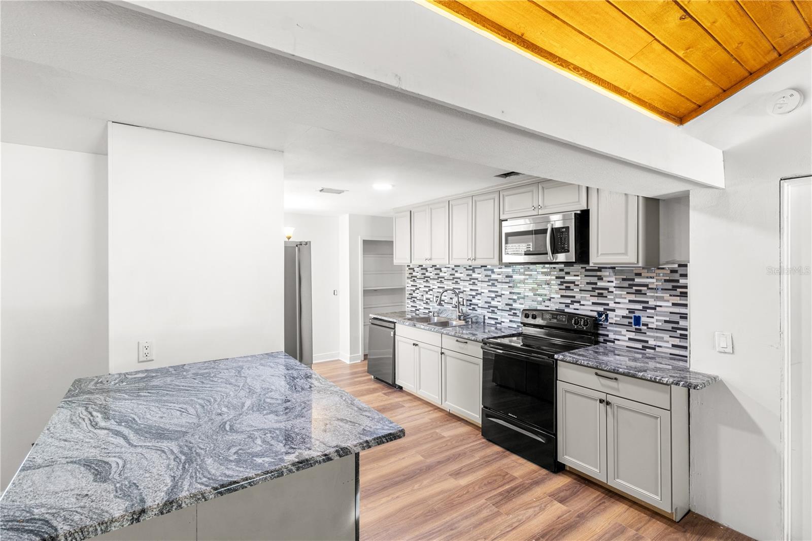 Image 2 of 14 For 416 Haverlake Circle