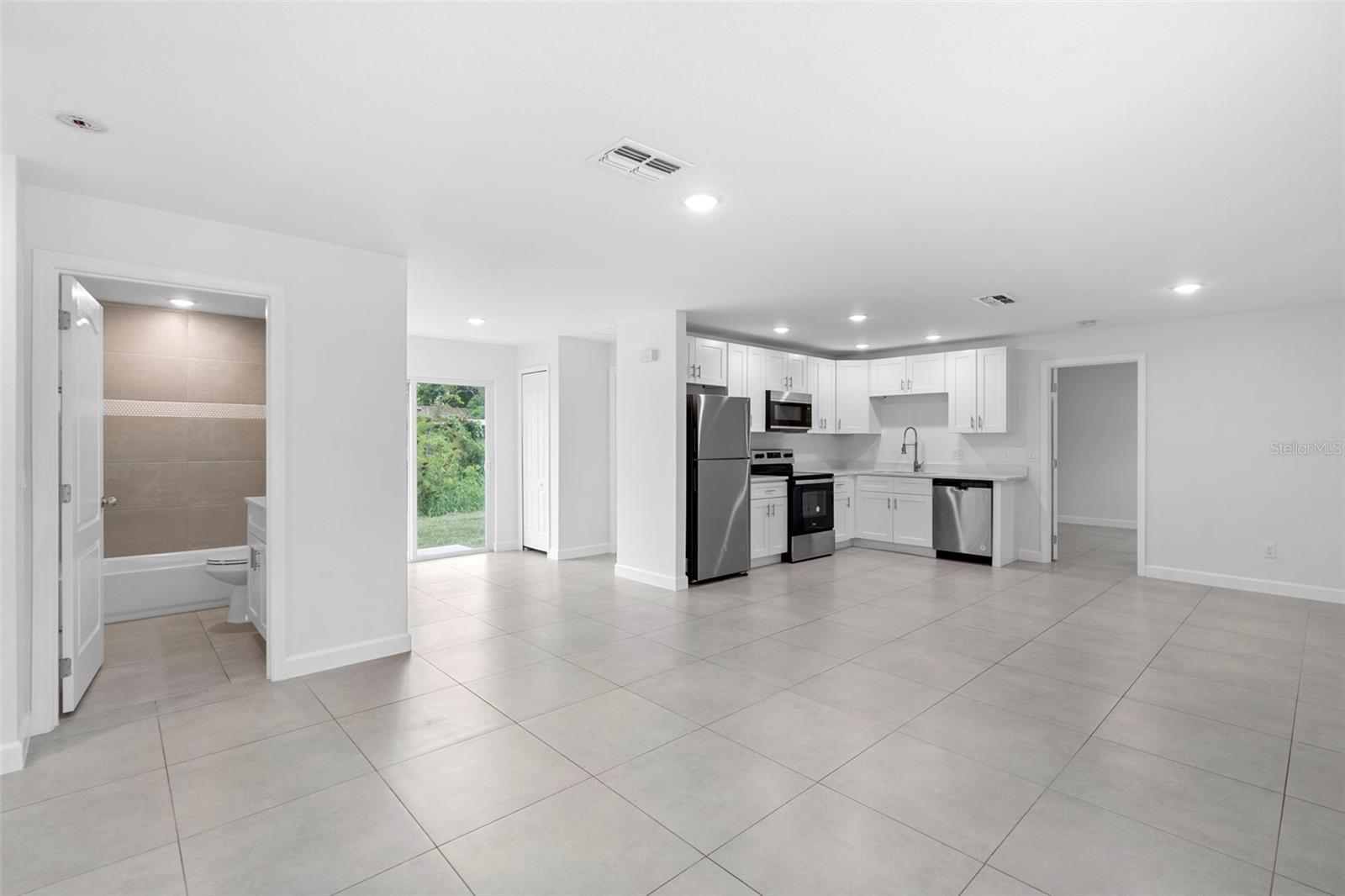 Image 3 of 36 For 845 Kenilworth Court