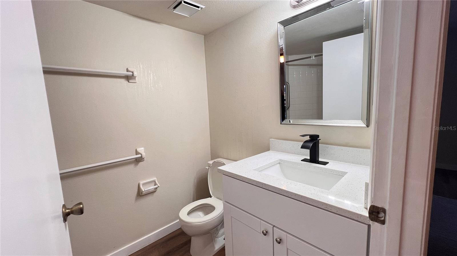 Listing photo id 8 for 3900 Southpointe Drive 104
