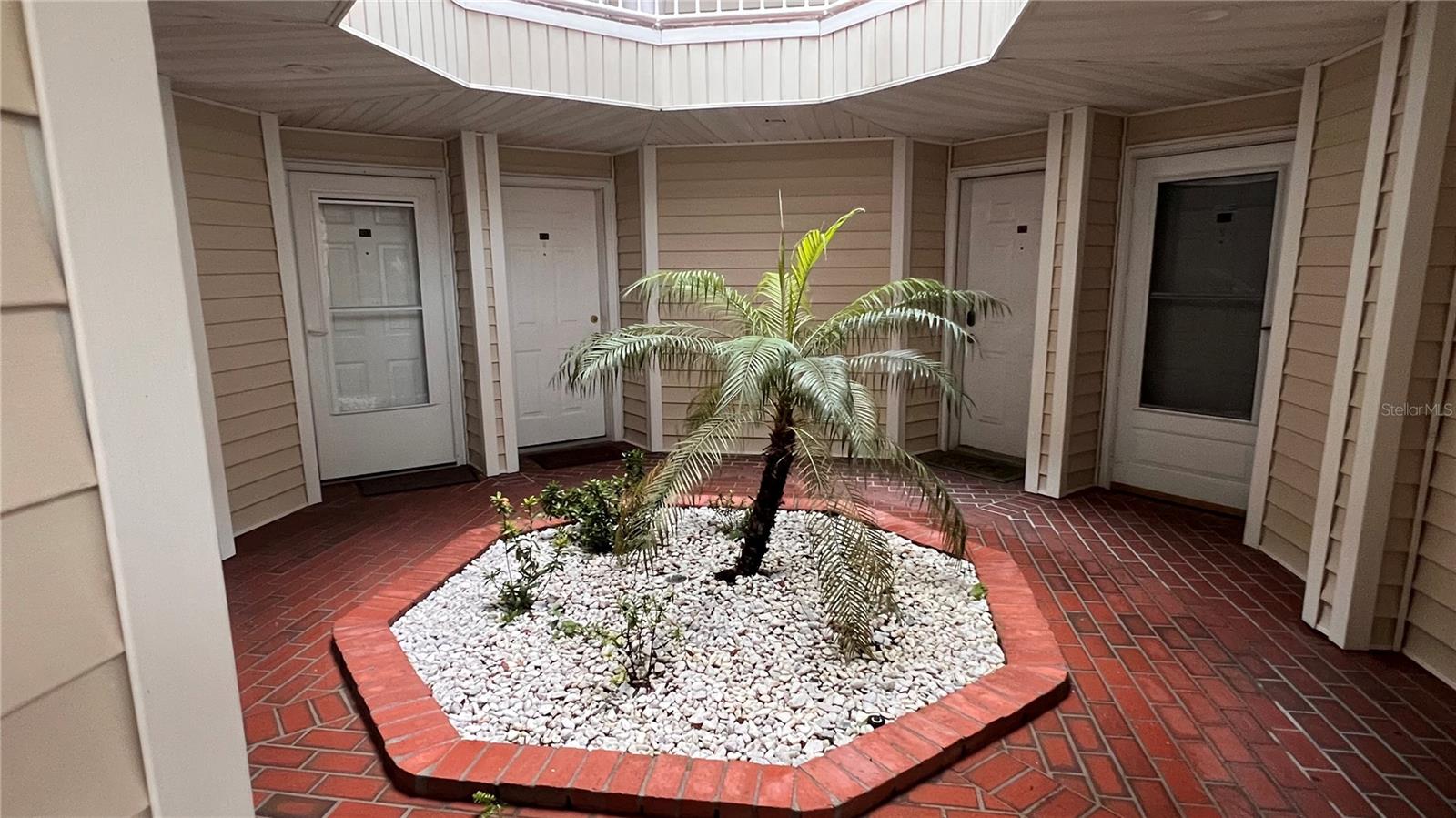Listing photo id 20 for 3900 Southpointe Drive 104