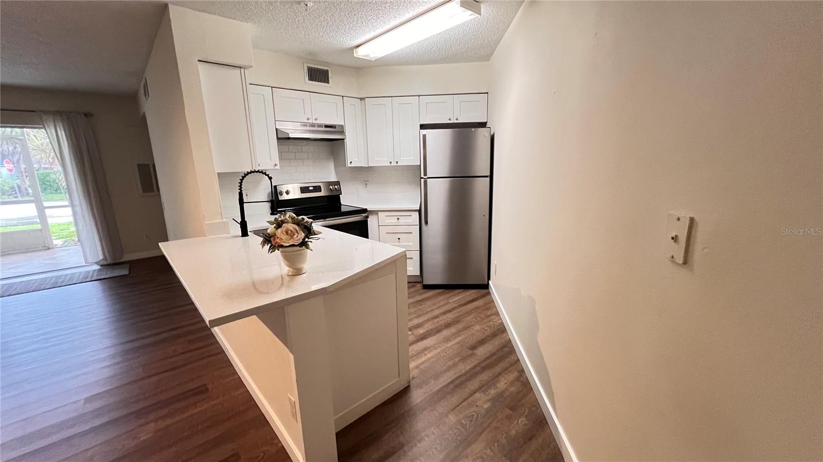 Listing photo id 2 for 3900 Southpointe Drive 104