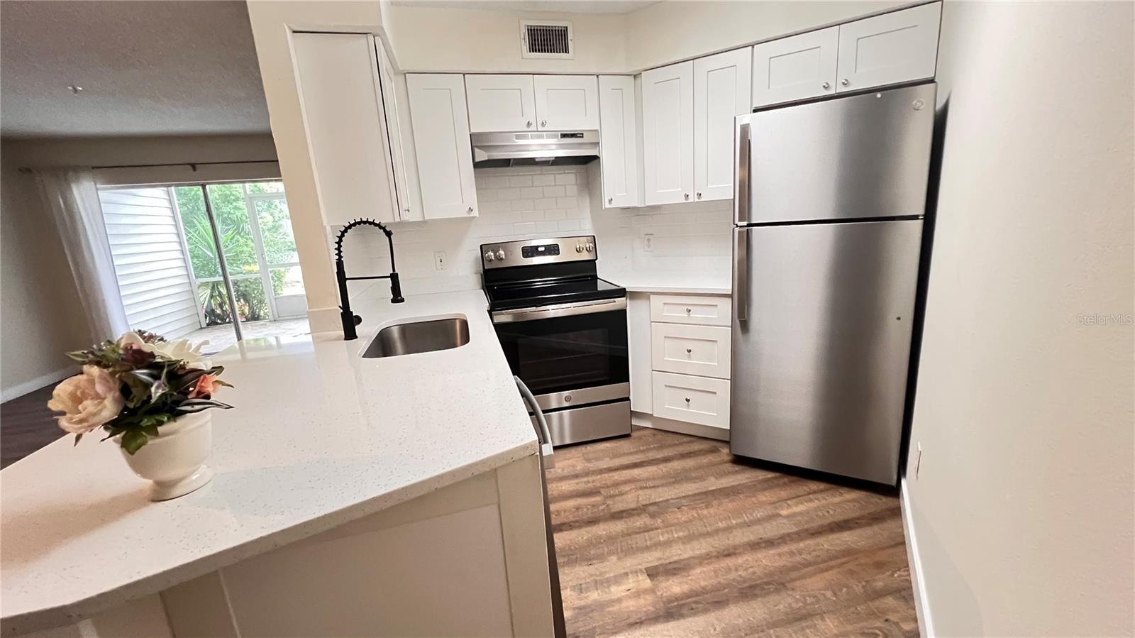 Listing photo id 3 for 3900 Southpointe Drive 104