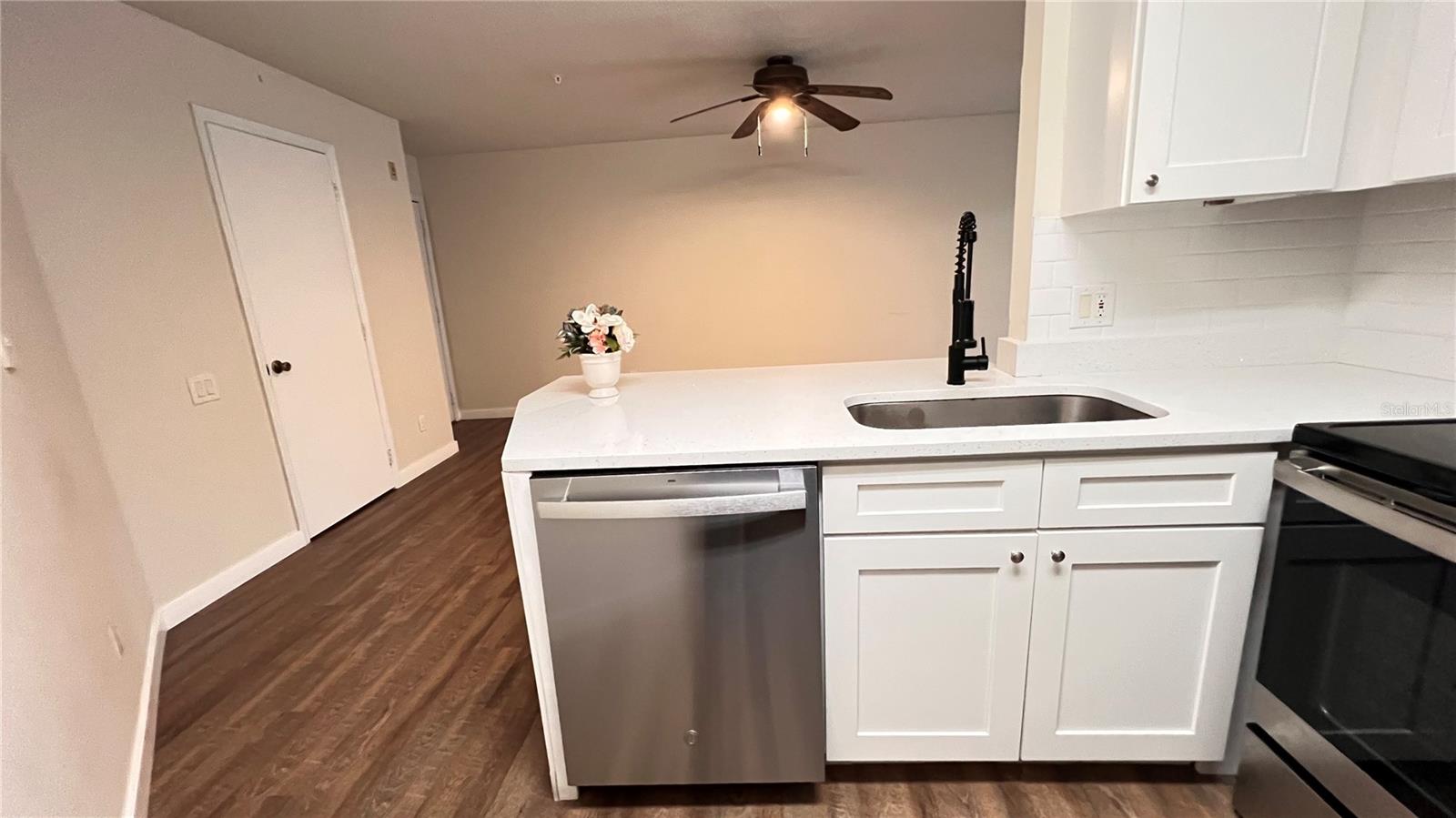 Listing photo id 4 for 3900 Southpointe Drive 104