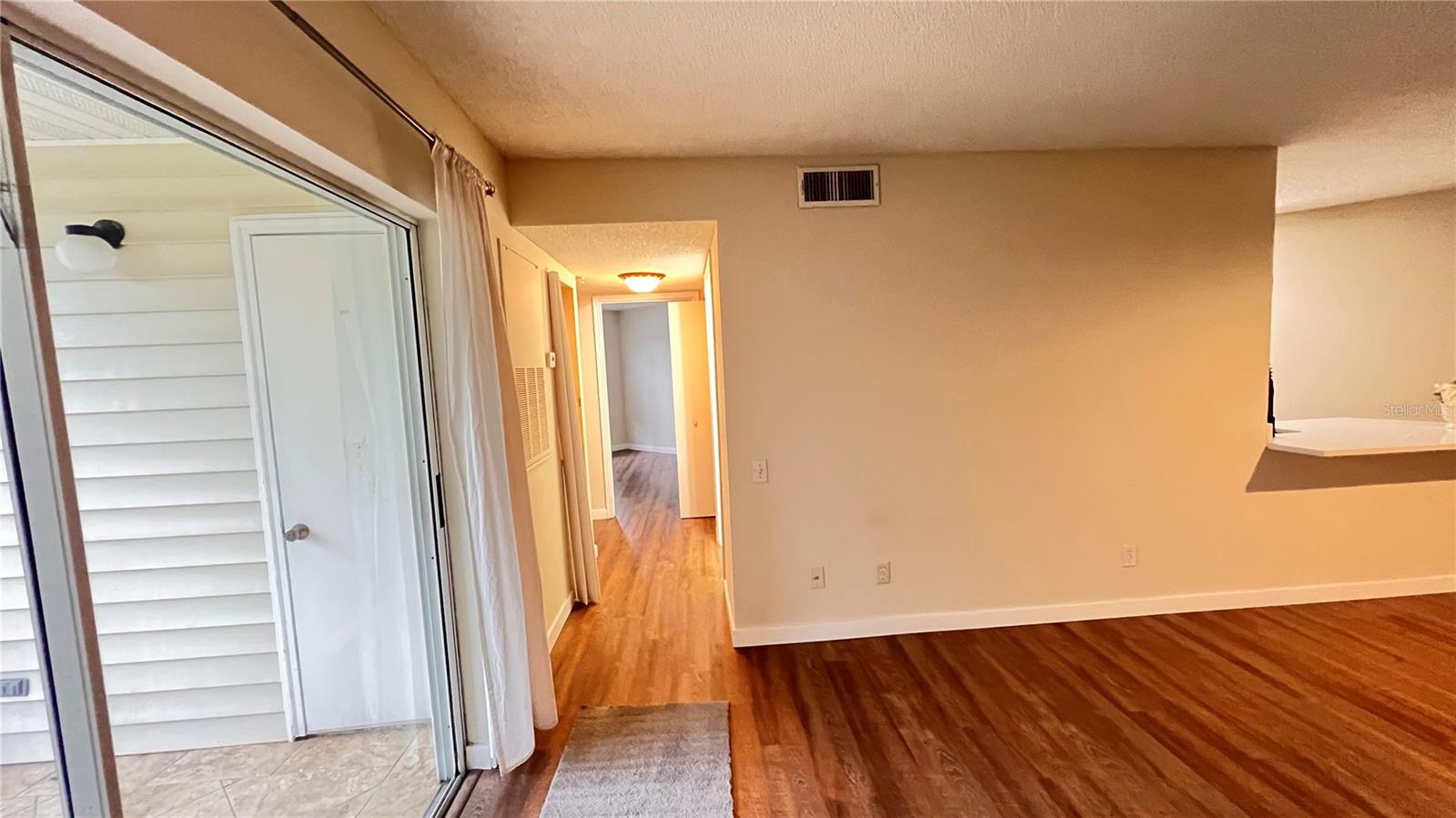 Listing photo id 7 for 3900 Southpointe Drive 104