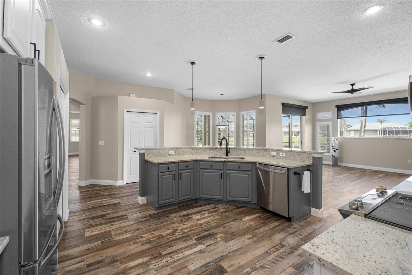 Image 14 of 53 For 833 Woodbine Drive