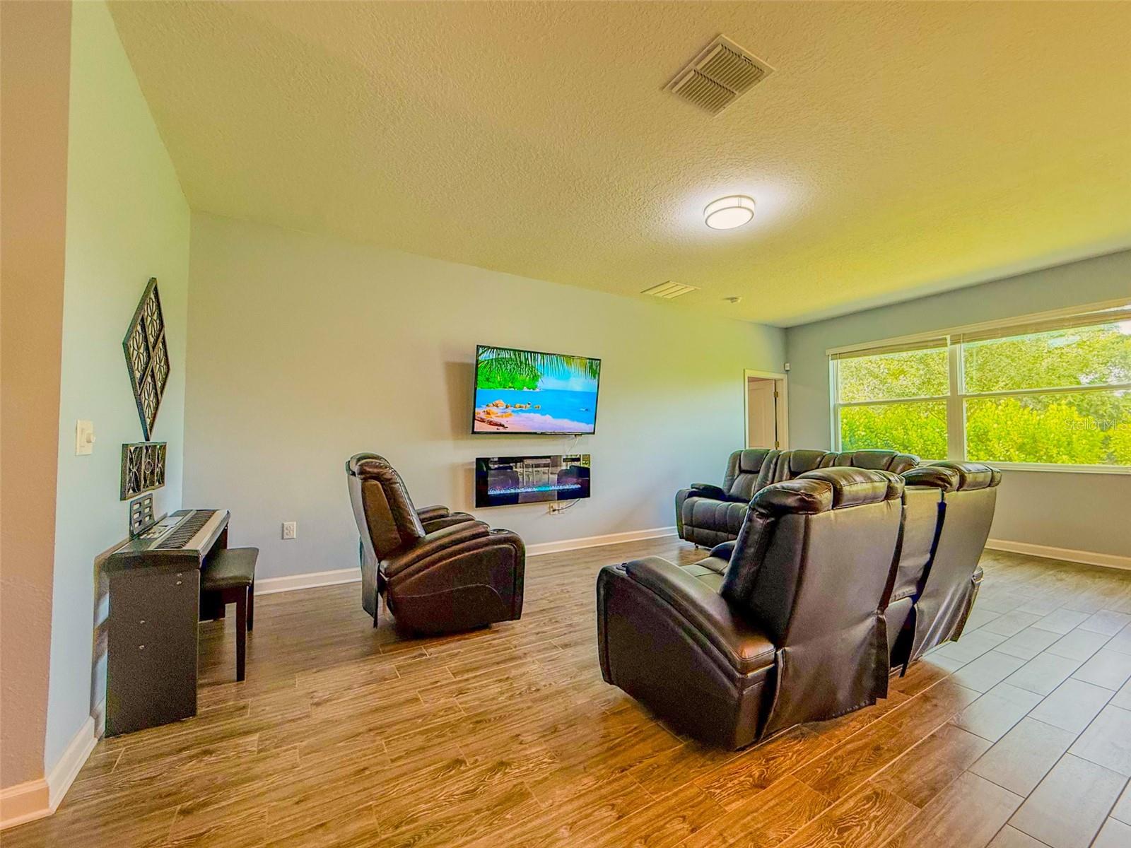 Image 29 of 52 For 1047 Oak Bluff Drive