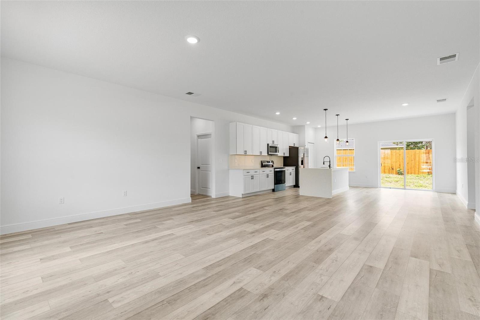 Listing photo id 11 for 324 Marion Oaks Trail