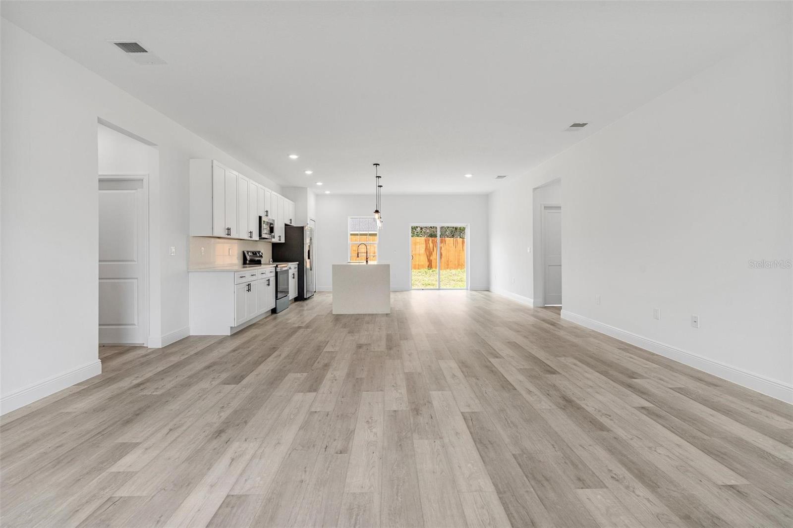 Listing photo id 3 for 324 Marion Oaks Trail