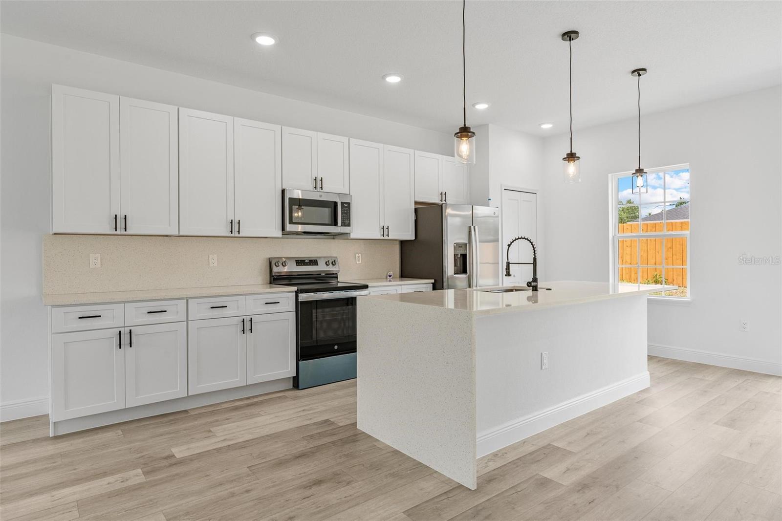 Listing photo id 7 for 324 Marion Oaks Trail