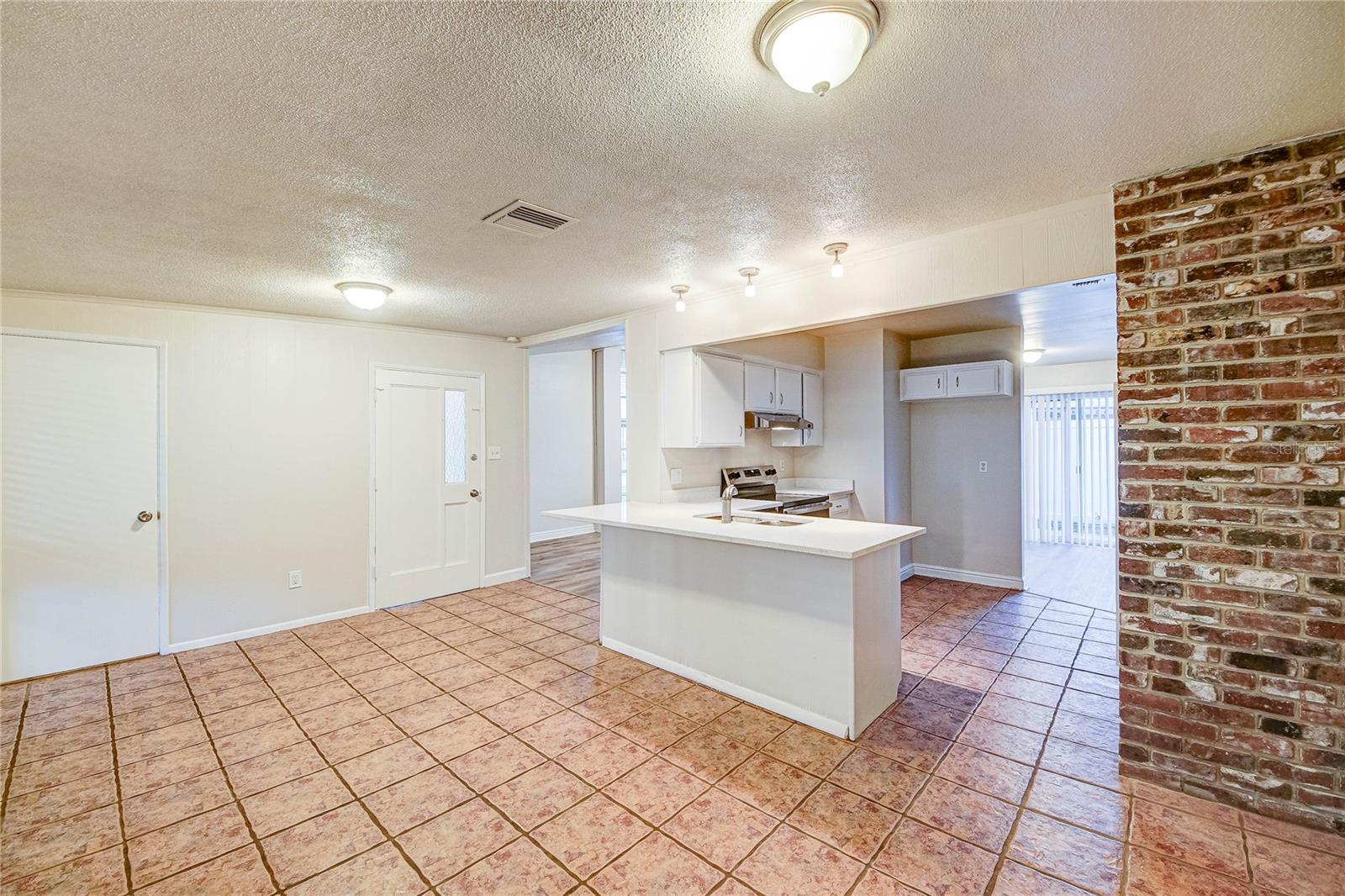 Image 17 of 46 For 332 Benton Street