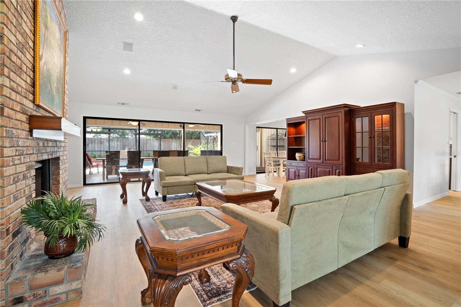 Image 5 of 81 For 2417 Pershing Oaks Place