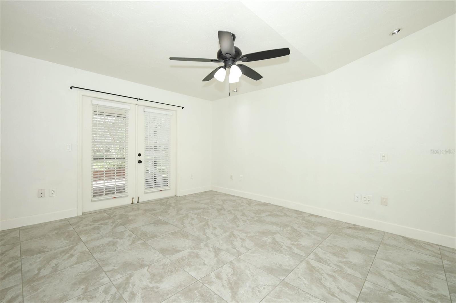 Image 17 of 43 For 945 Norfolk Court
