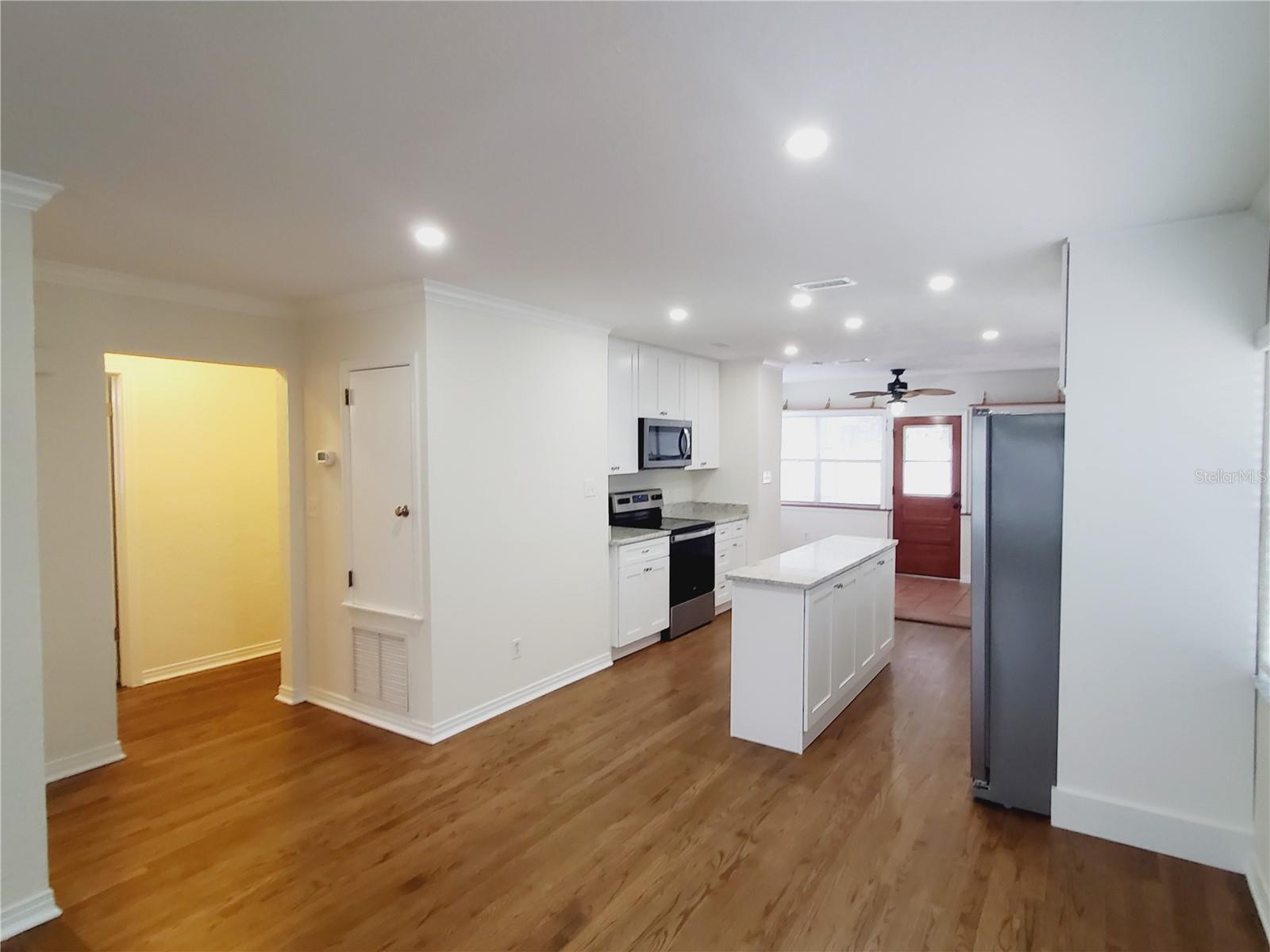 Image 10 of 33 For 843 Canovia Avenue