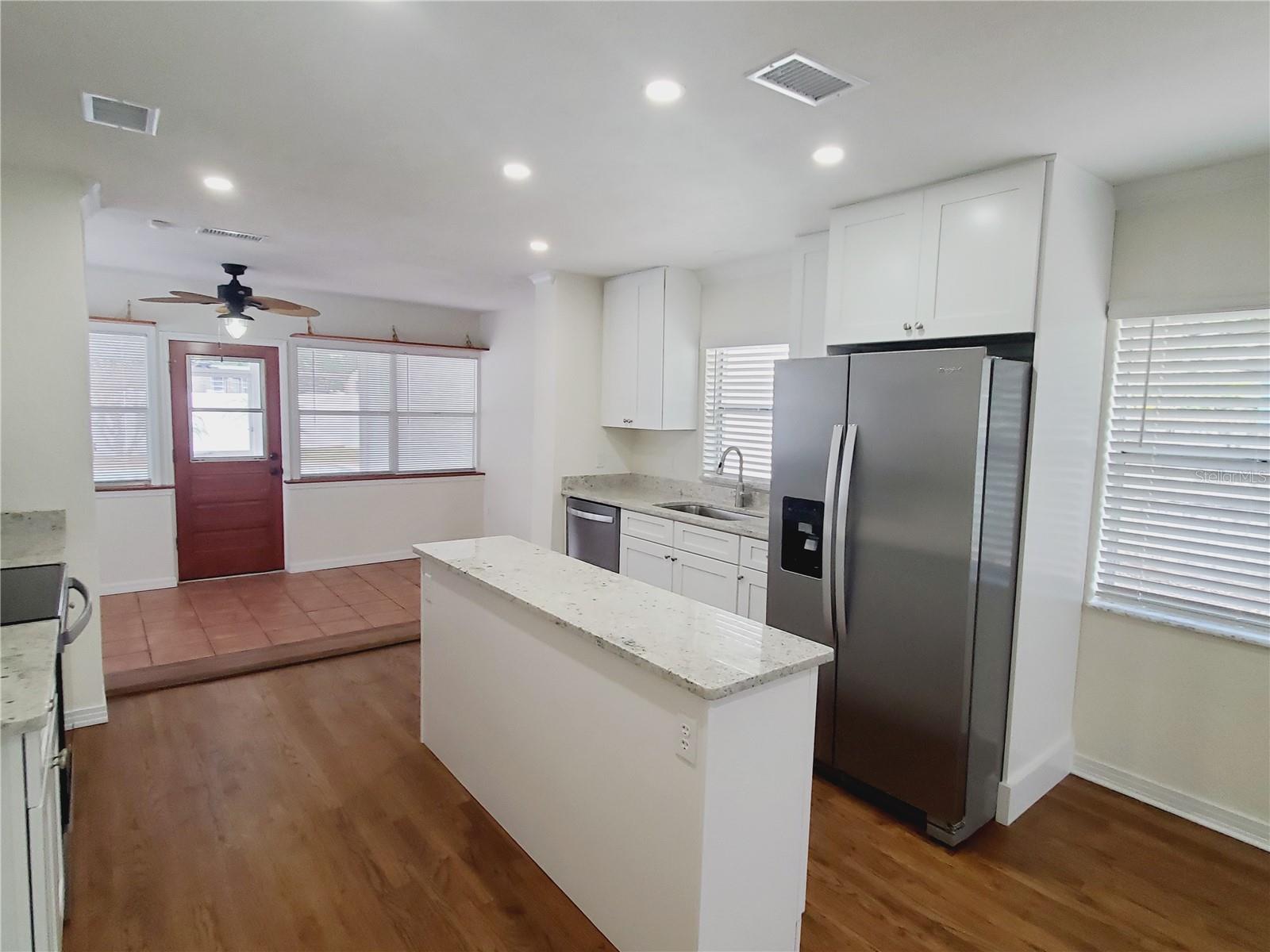 Image 11 of 33 For 843 Canovia Avenue