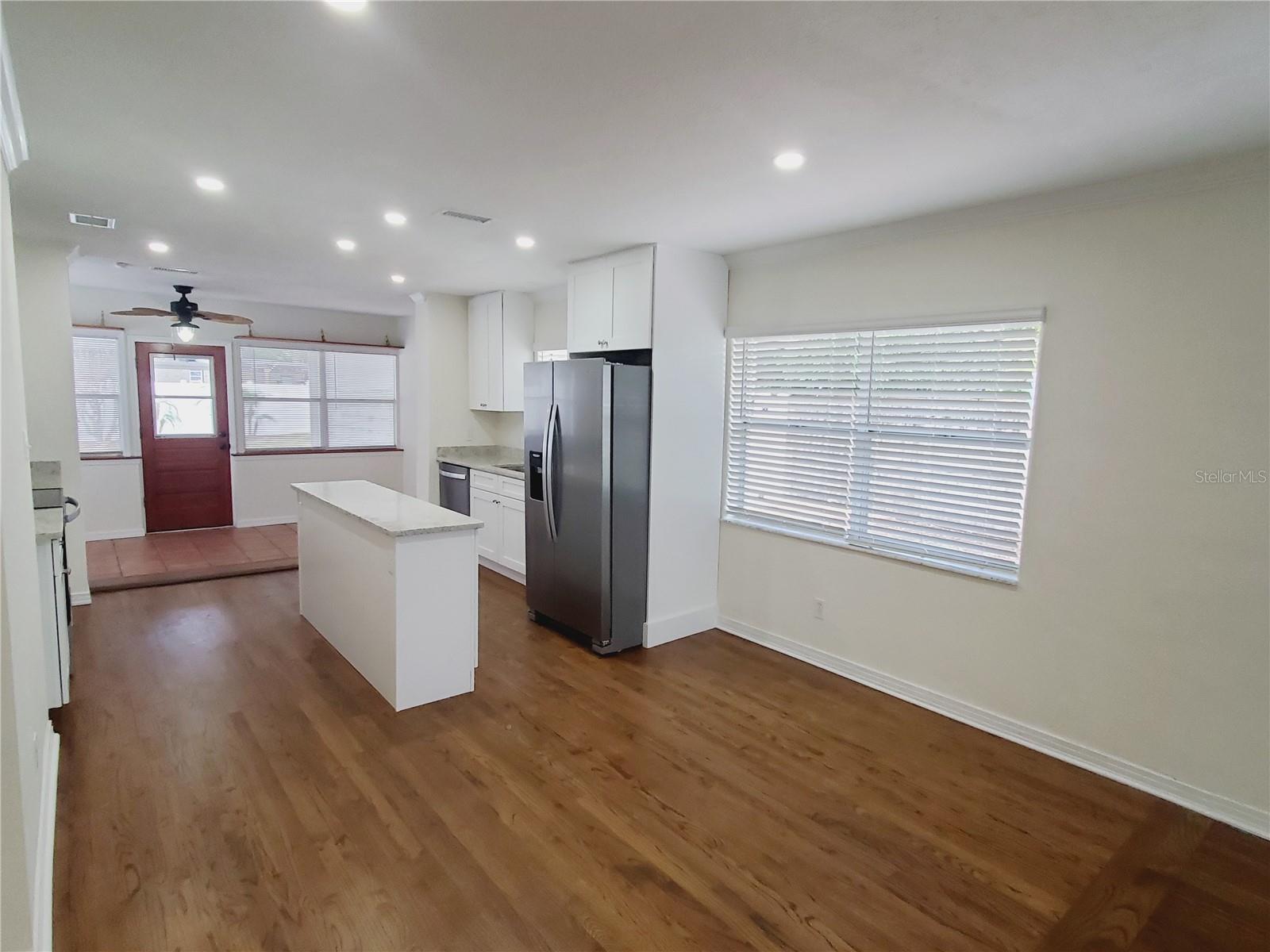 Image 12 of 33 For 843 Canovia Avenue