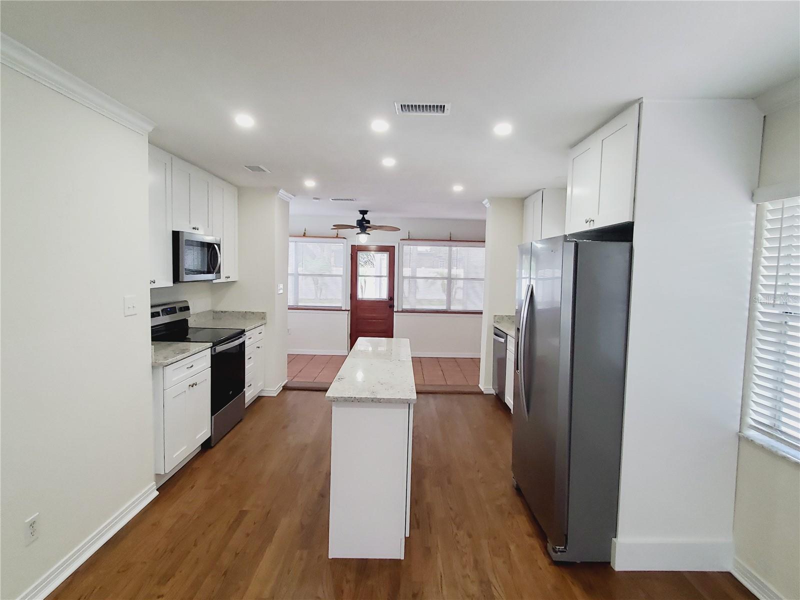Image 13 of 33 For 843 Canovia Avenue