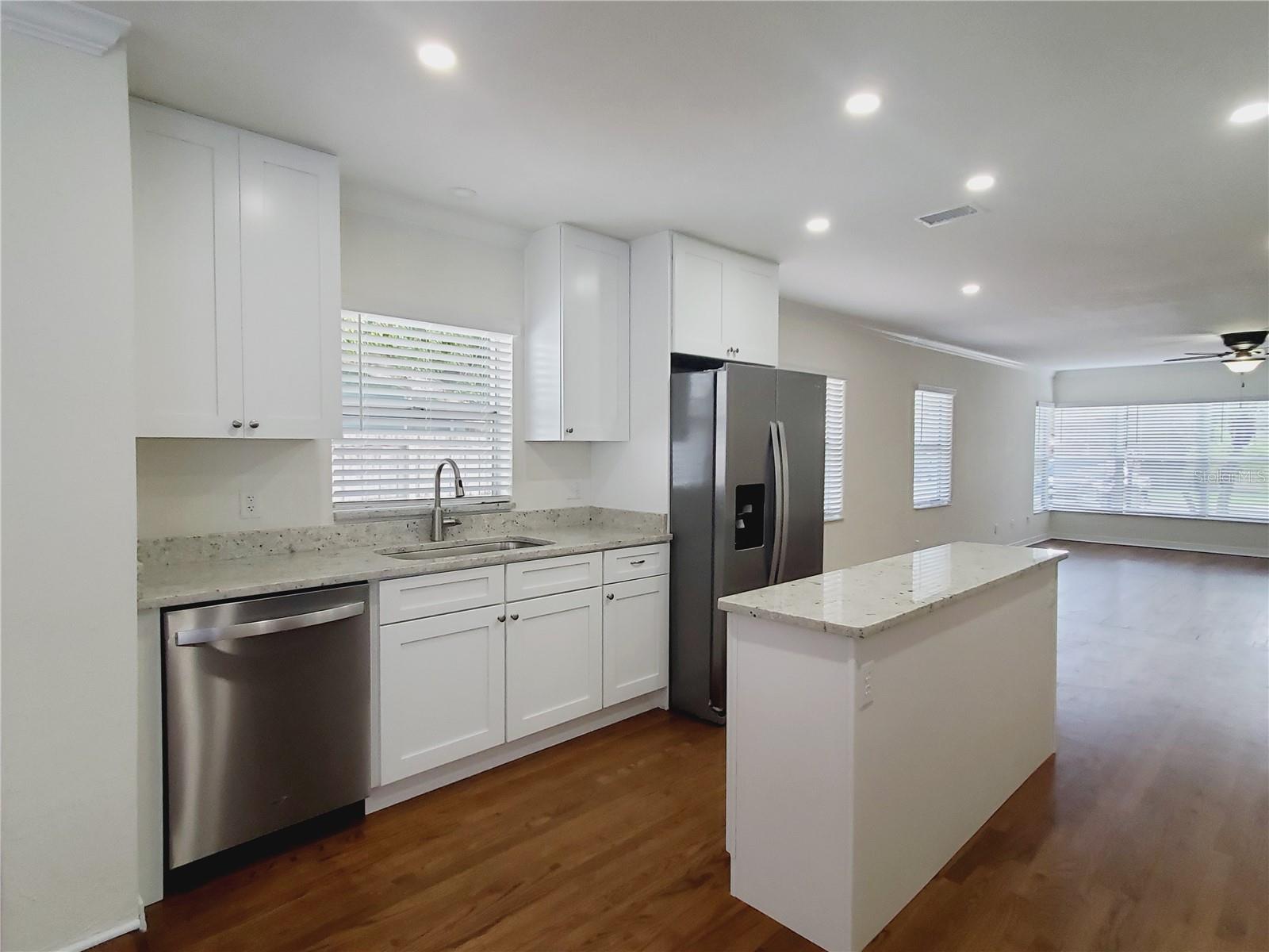 Image 14 of 33 For 843 Canovia Avenue