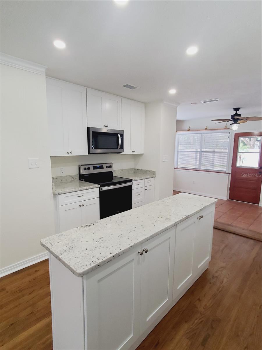 Image 16 of 33 For 843 Canovia Avenue