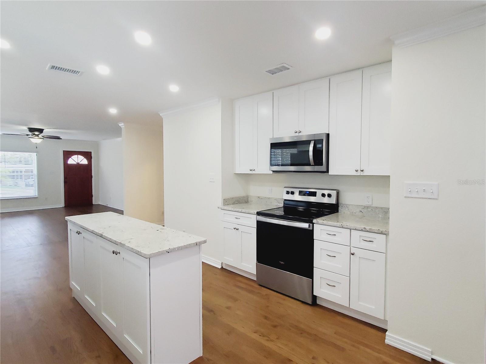 Image 17 of 33 For 843 Canovia Avenue