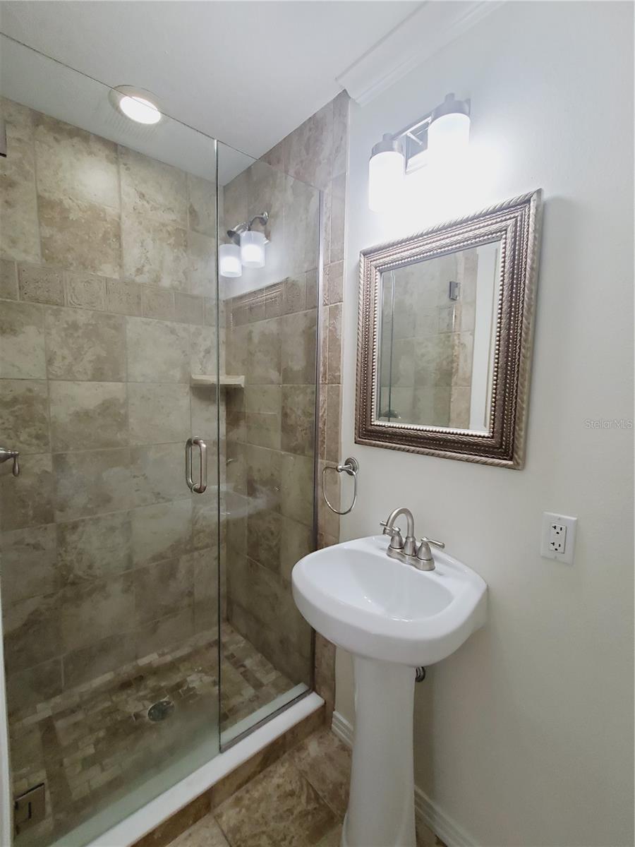 Image 29 of 33 For 843 Canovia Avenue