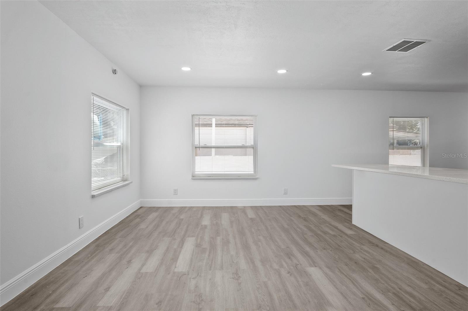 Image 4 of 21 For 1324 Powers Avenue