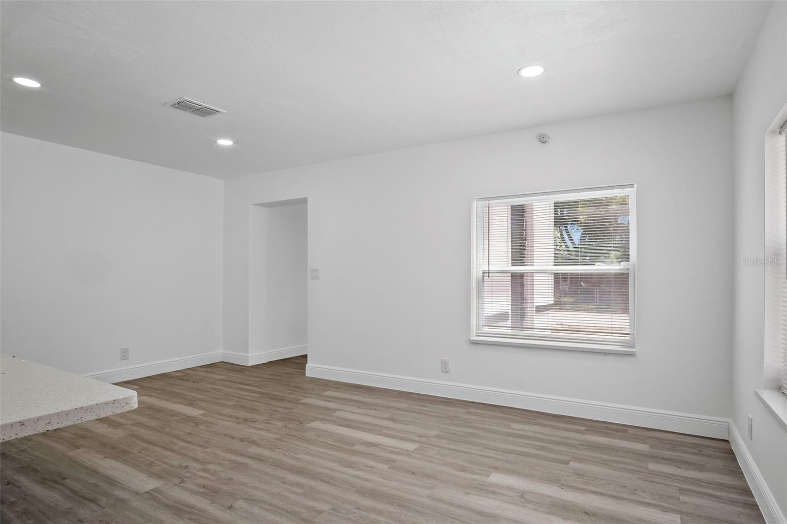 Image 5 of 21 For 1324 Powers Avenue
