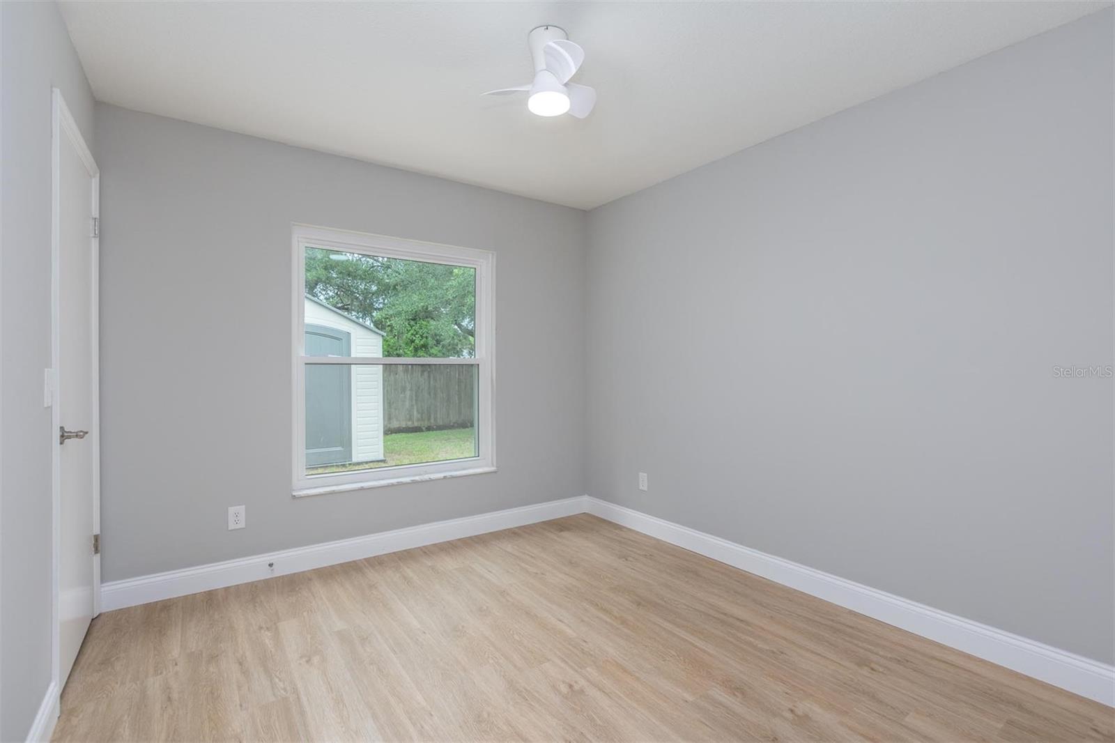 Image 15 of 27 For 427 Chicago Woods Circle