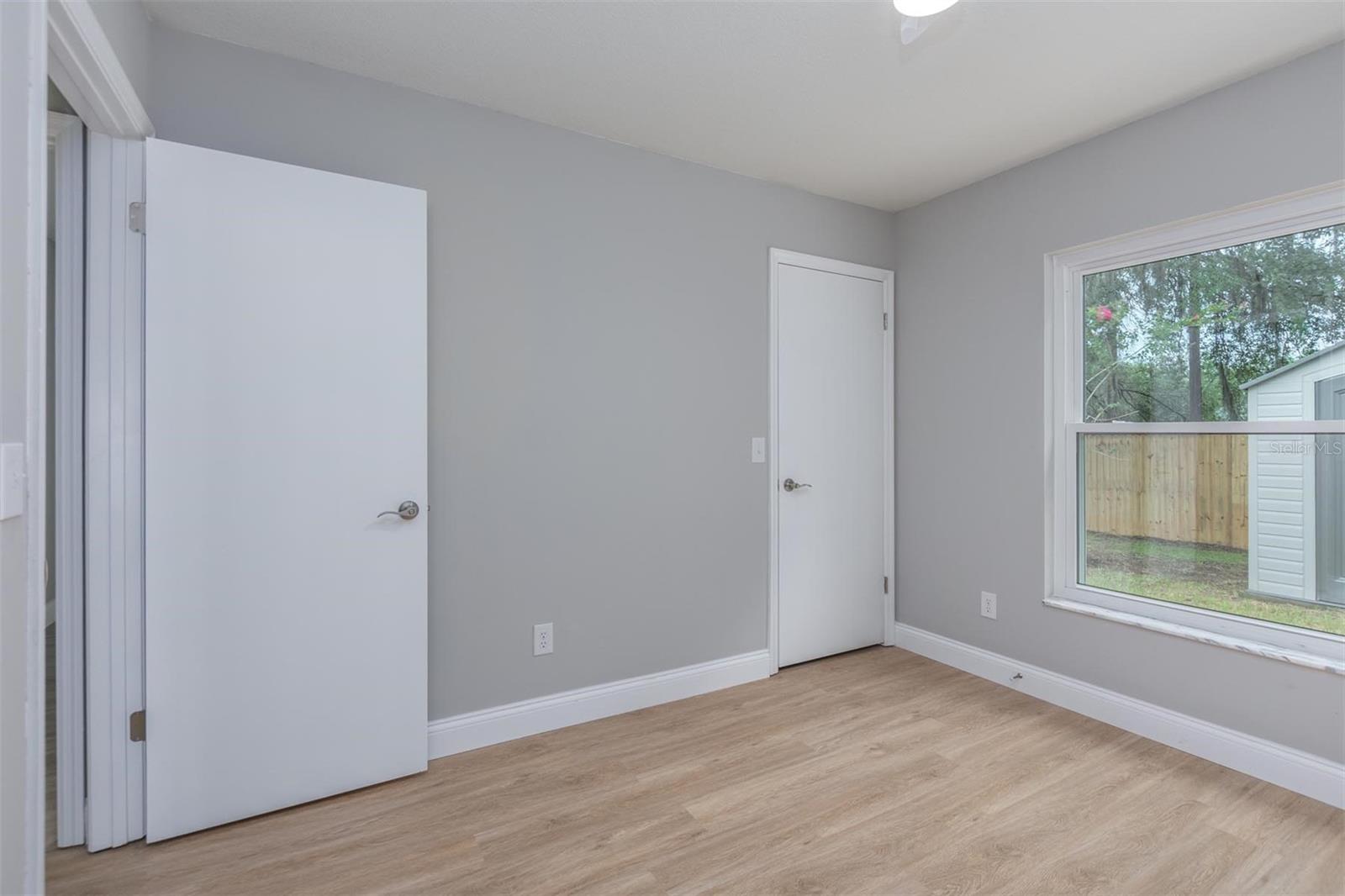 Image 16 of 27 For 427 Chicago Woods Circle