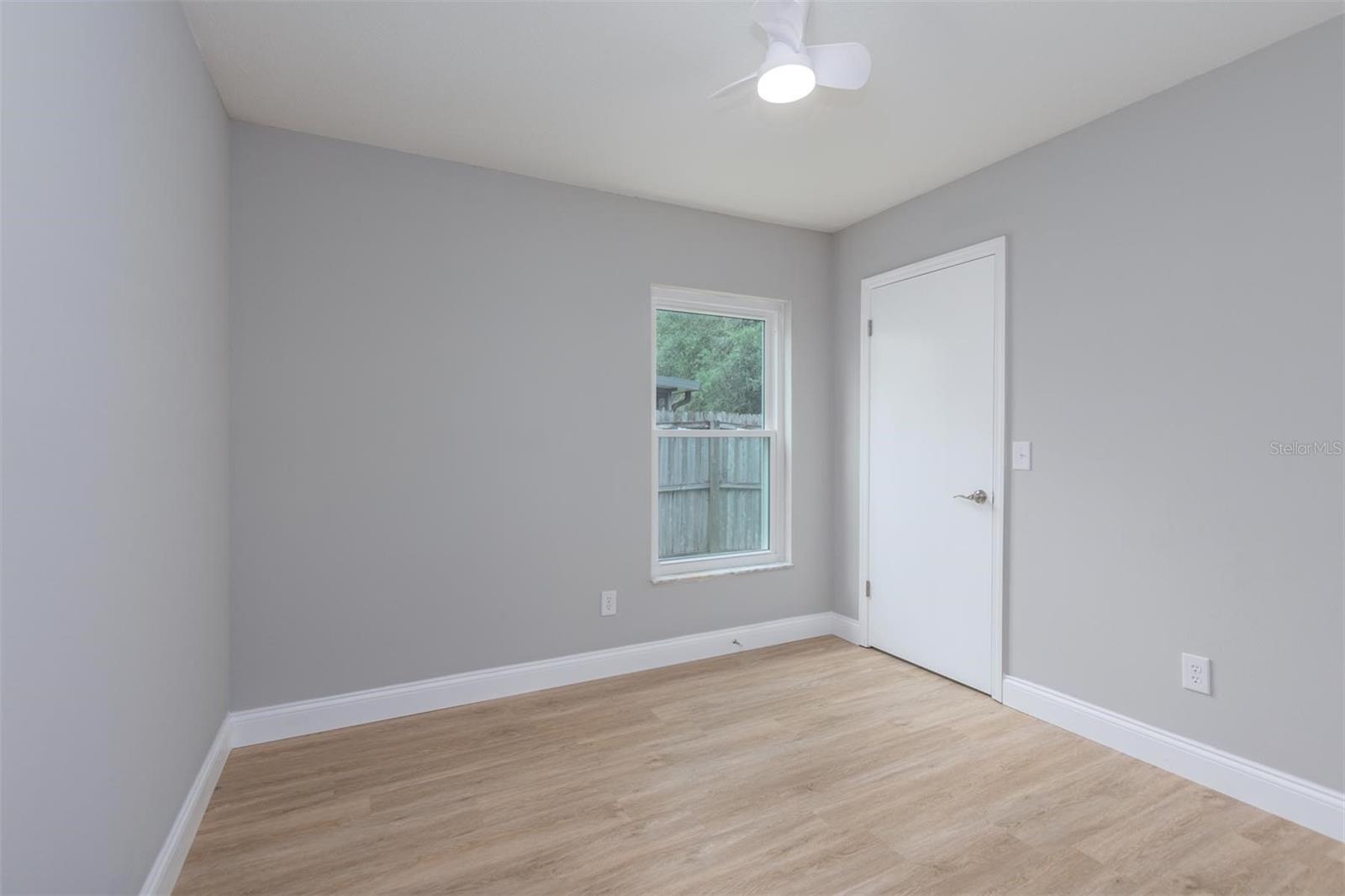 Image 17 of 27 For 427 Chicago Woods Circle