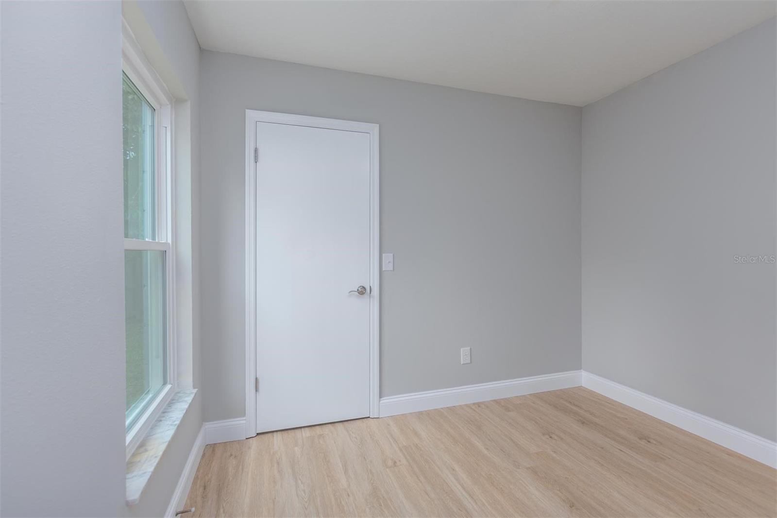 Image 18 of 27 For 427 Chicago Woods Circle