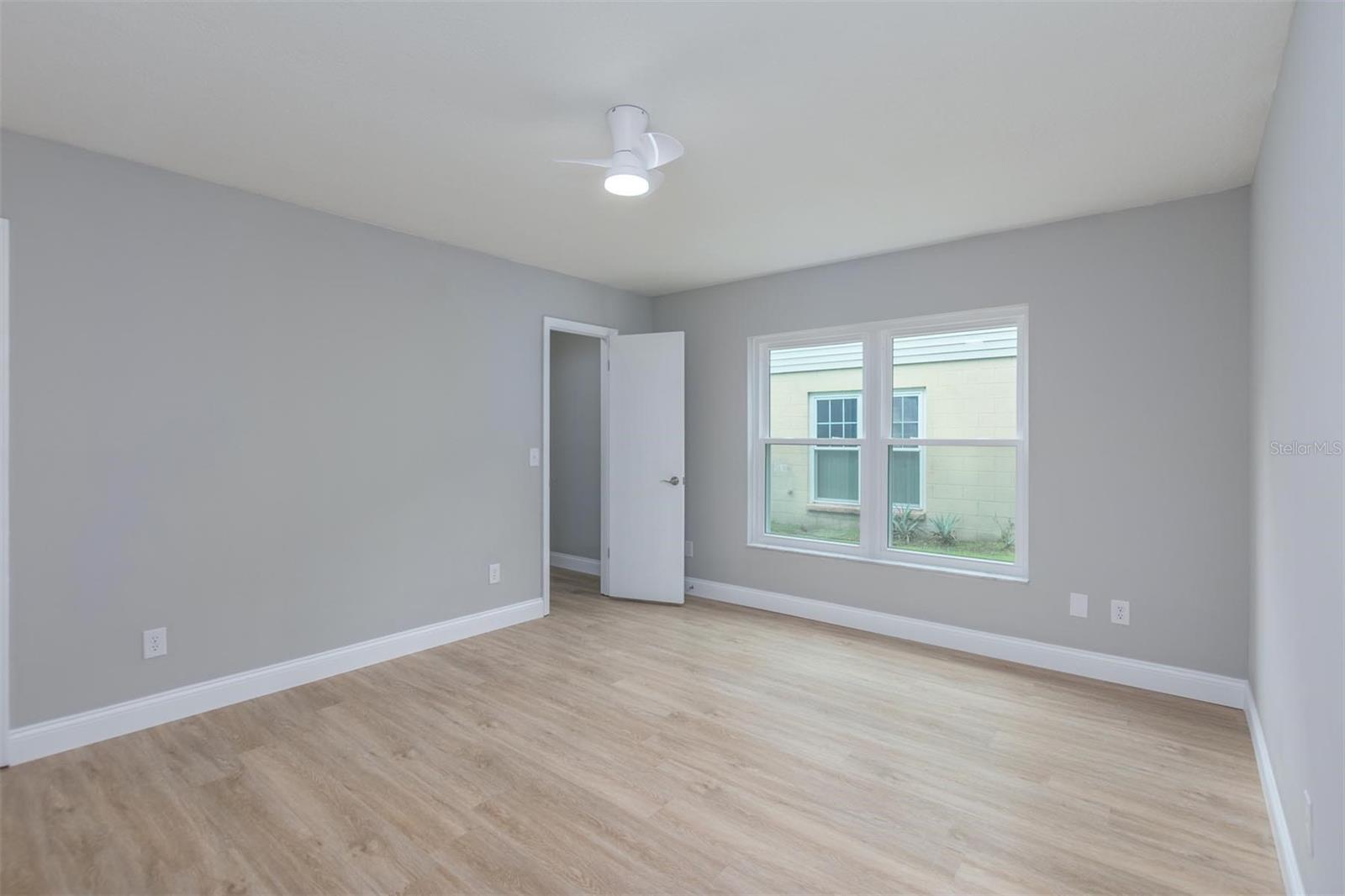 Image 20 of 27 For 427 Chicago Woods Circle
