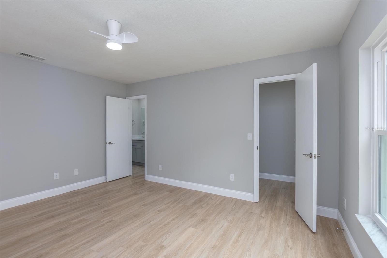 Image 21 of 27 For 427 Chicago Woods Circle