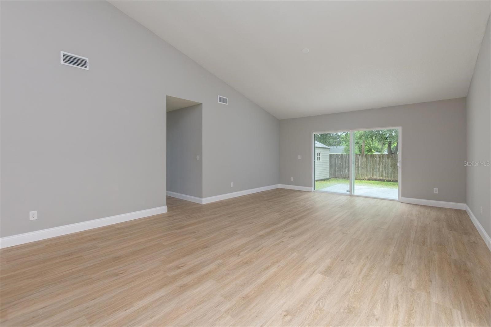 Image 8 of 27 For 427 Chicago Woods Circle
