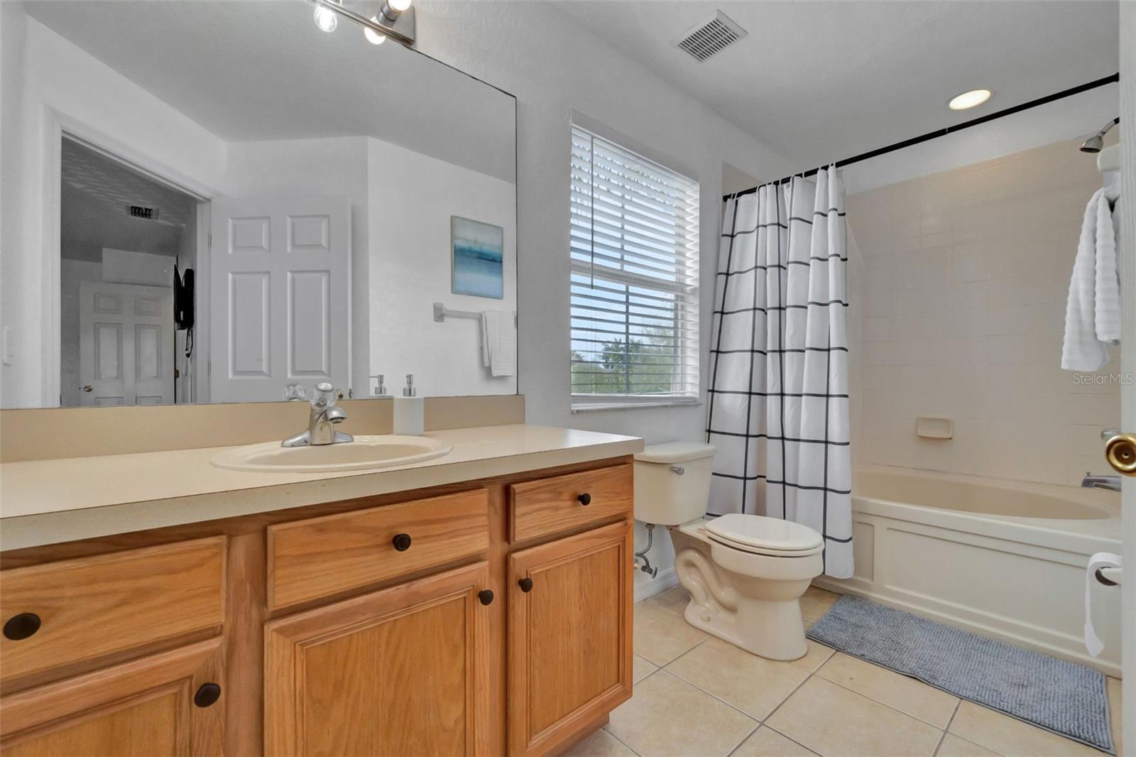 Image 20 of 34 For 216 Bergamo Drive