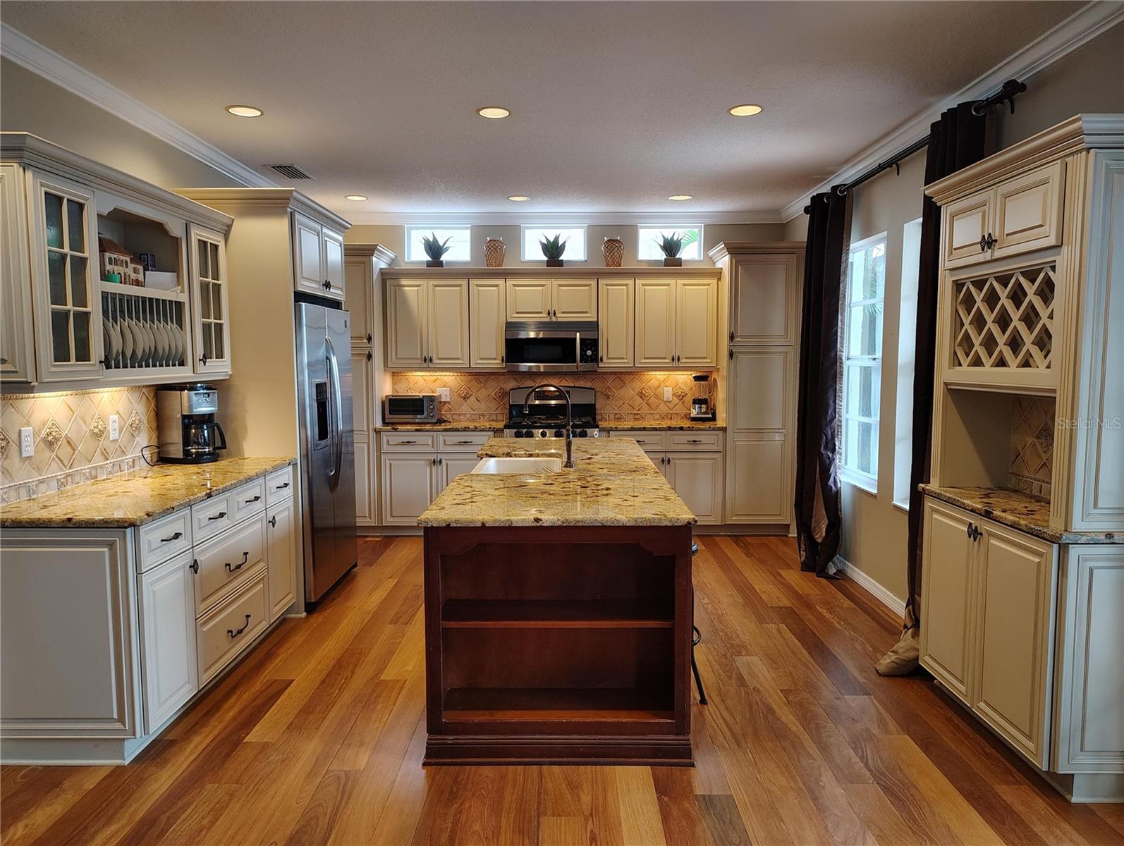 Listing photo id 3 for 3218 Obispo Street