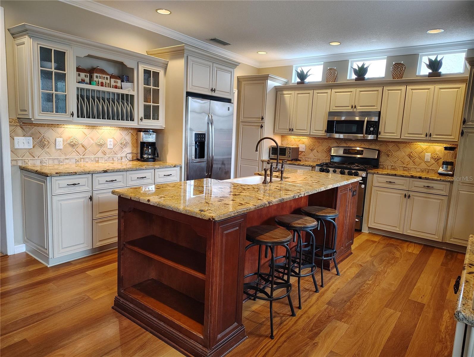 Listing photo id 4 for 3218 Obispo Street