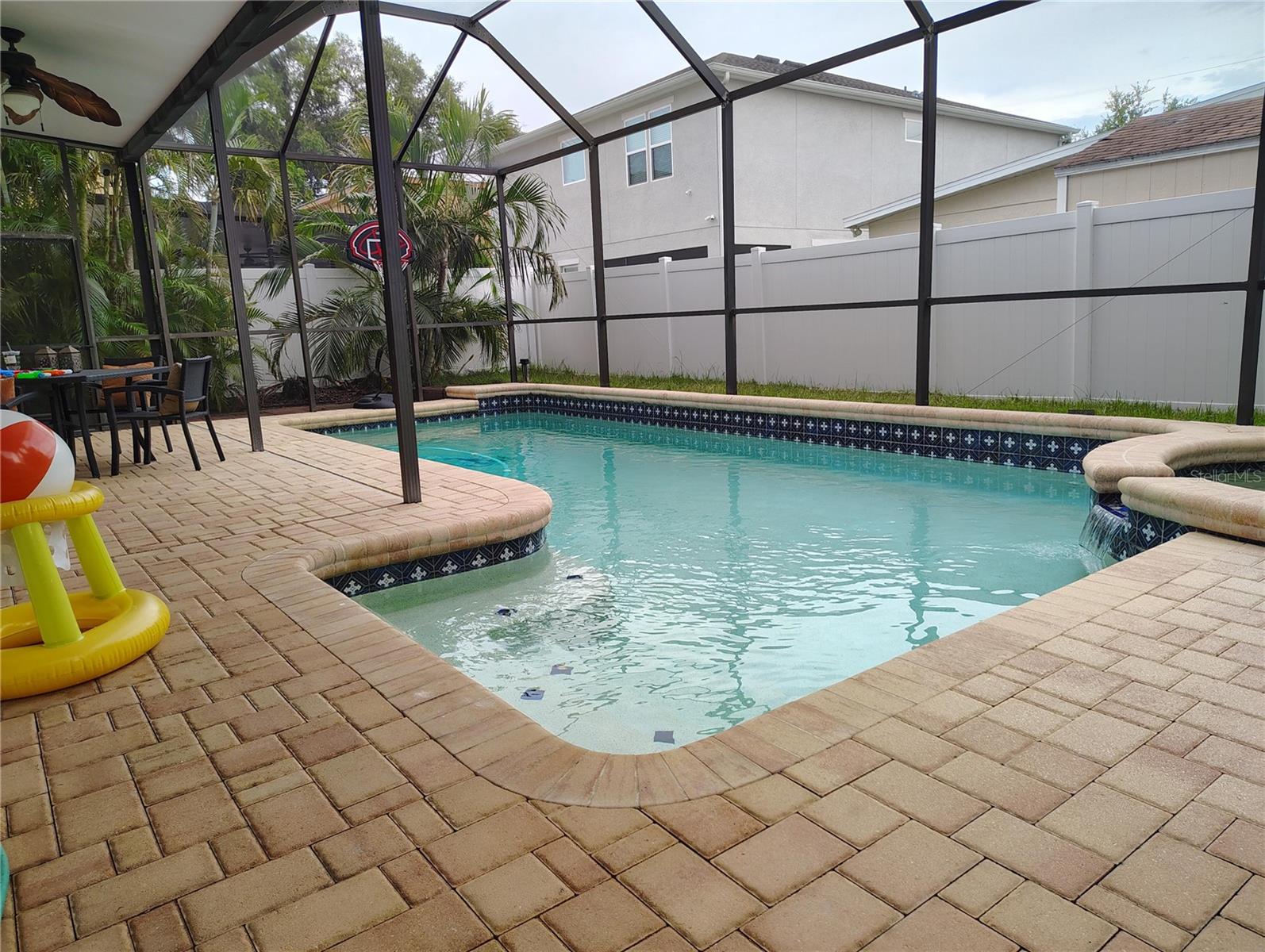 Listing photo id 6 for 3218 Obispo Street