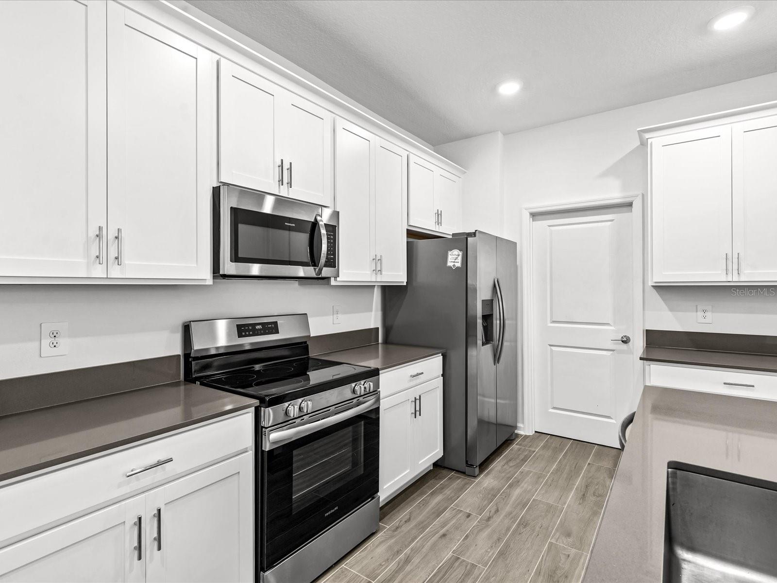 Image 4 of 27 For 2952 Armstrong Avenue