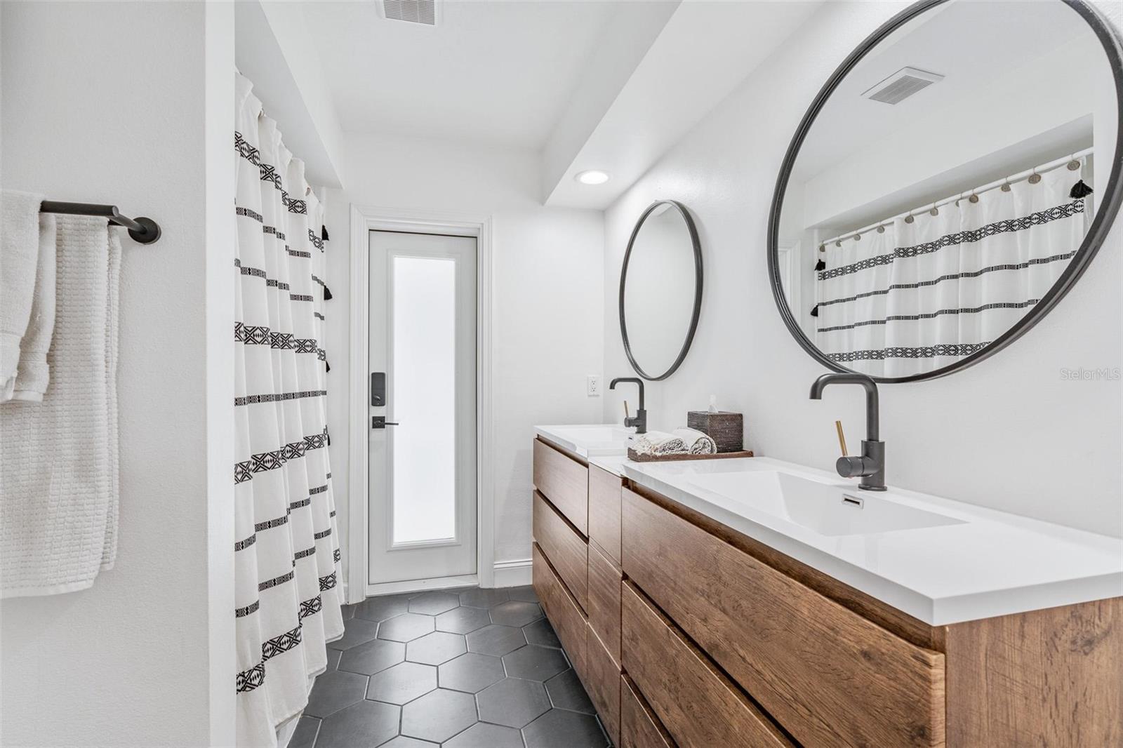 Image 22 of 41 For 2233 Leu Road