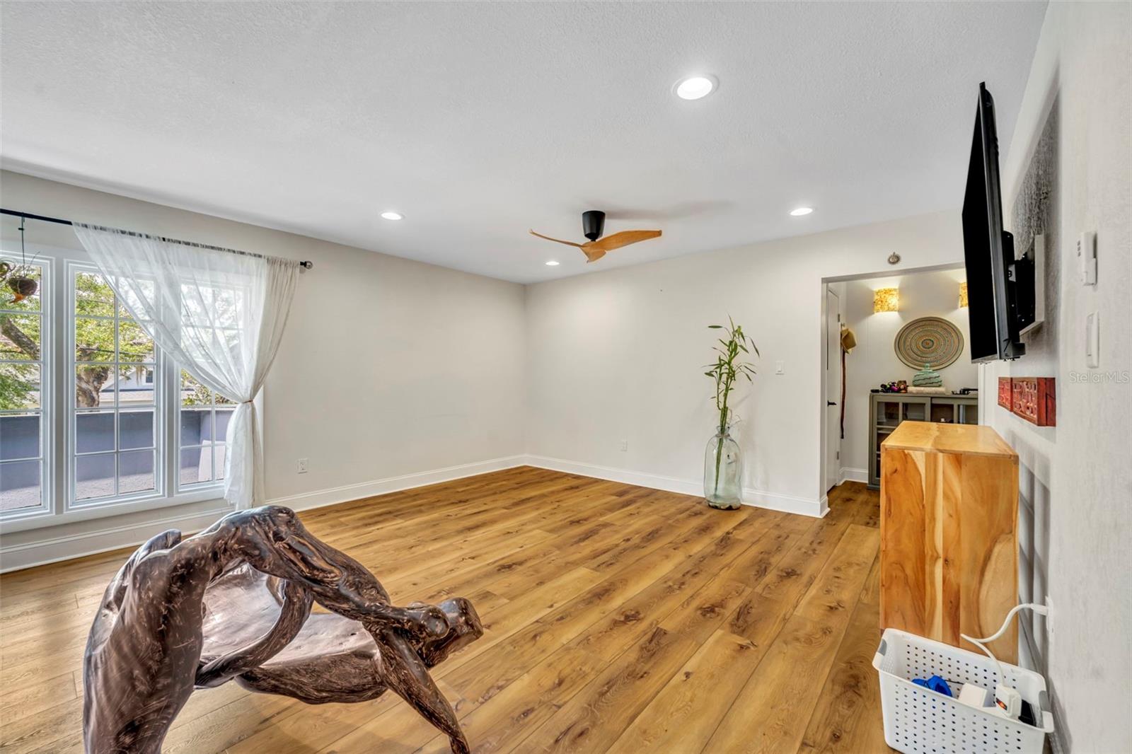 Image 3 of 20 For 1920 Woodcrest Drive 15
