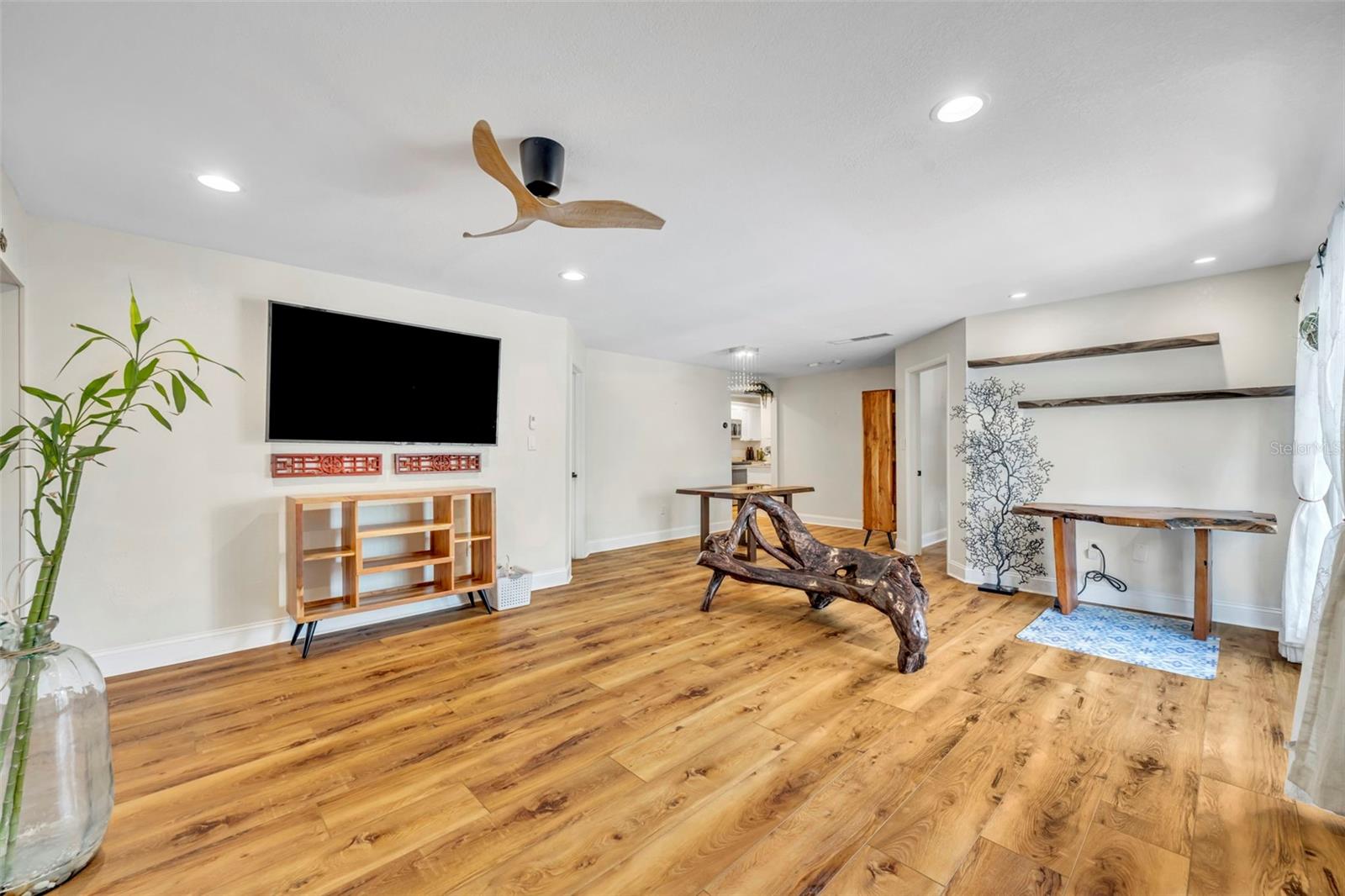 Image 4 of 20 For 1920 Woodcrest Drive 15