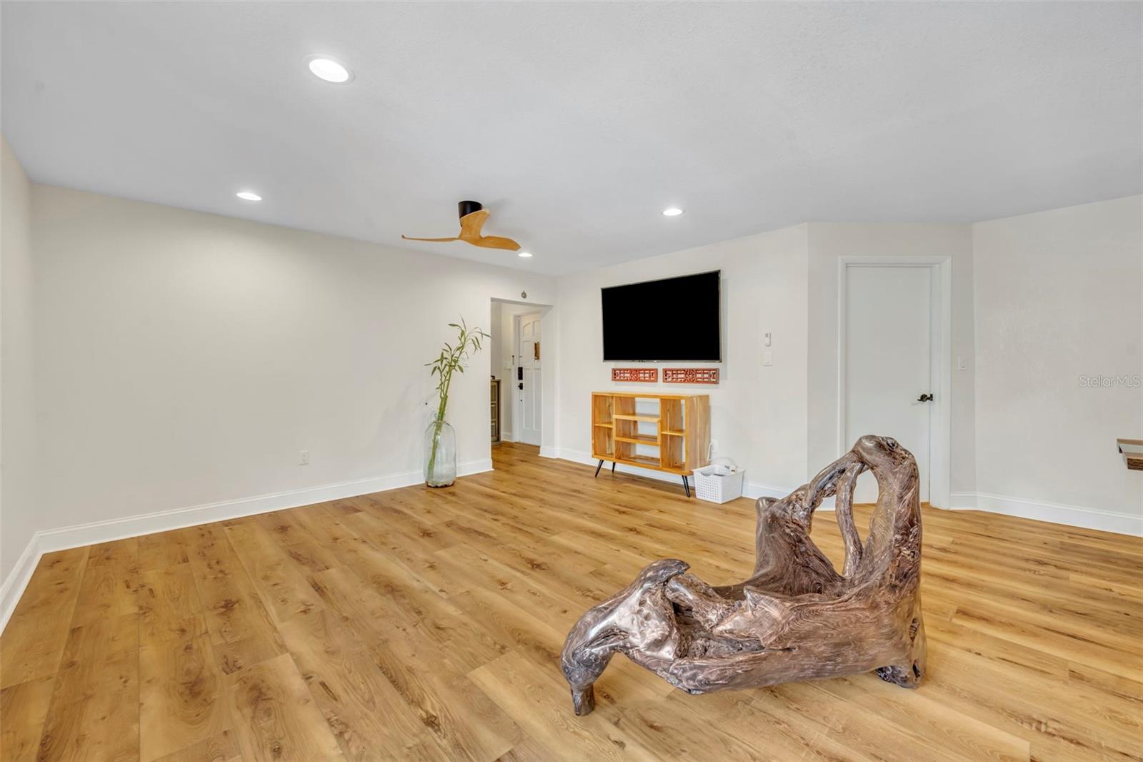 Image 5 of 20 For 1920 Woodcrest Drive 15