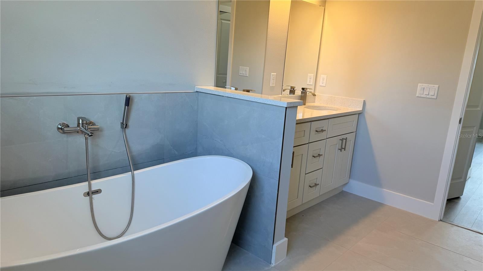 Image 9 of 20 For 8936 Circular Way