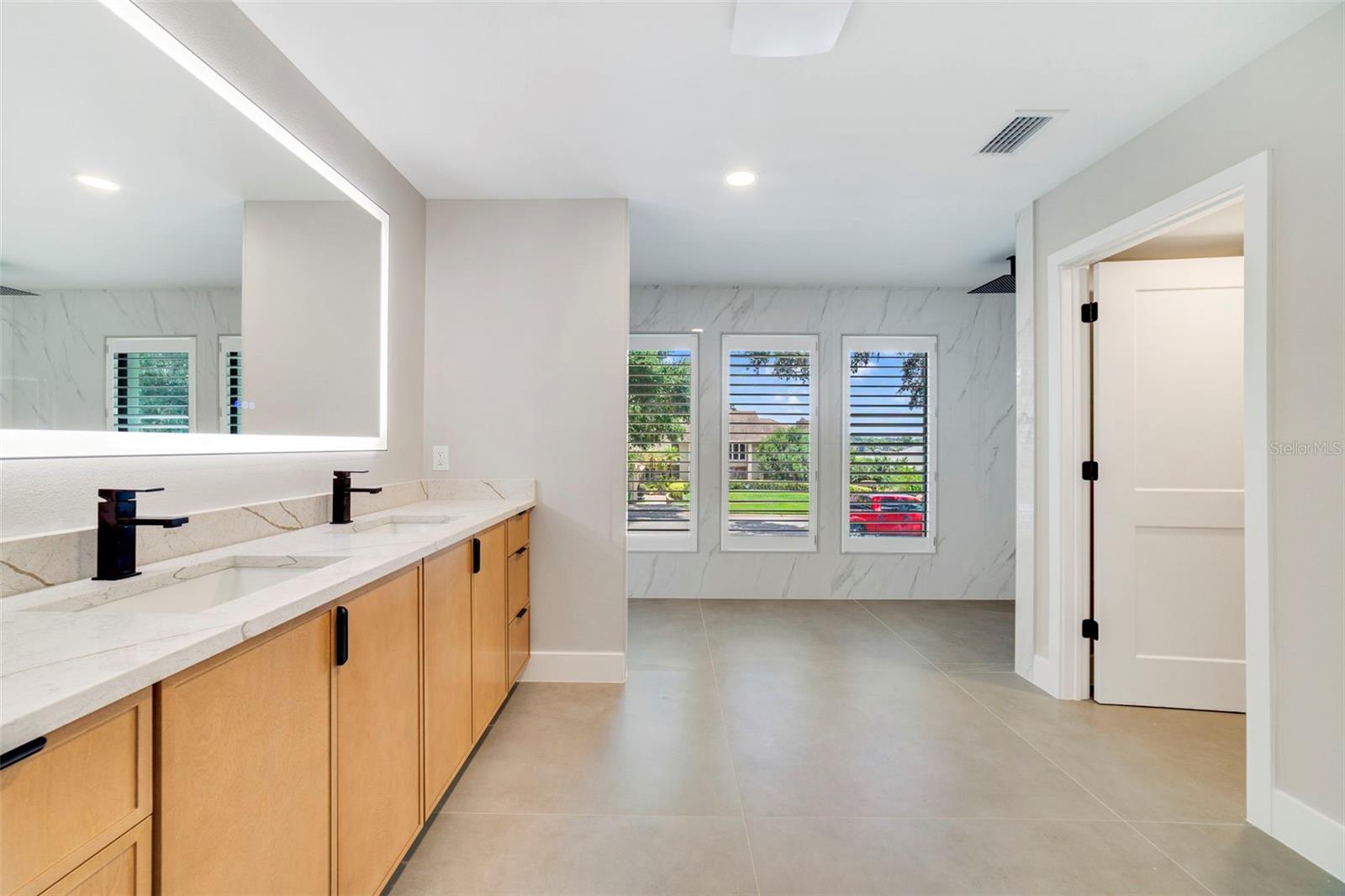 Image 15 of 47 For 941 Versailles Circle