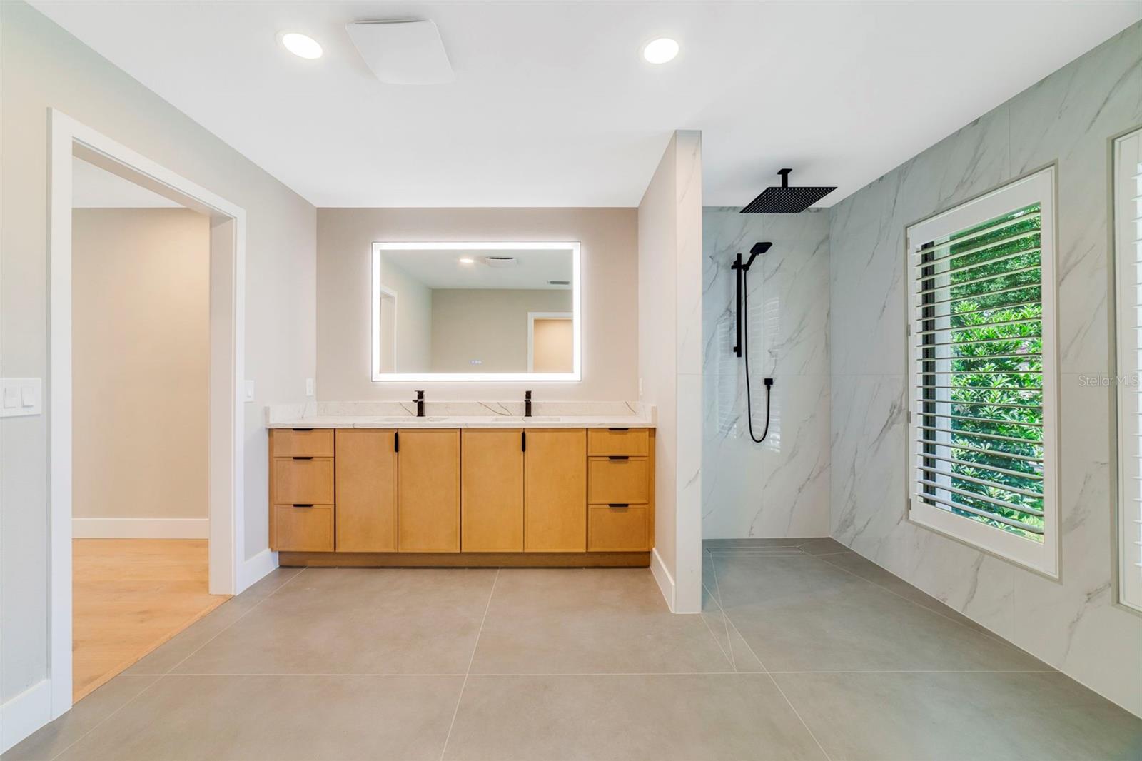 Image 16 of 47 For 941 Versailles Circle