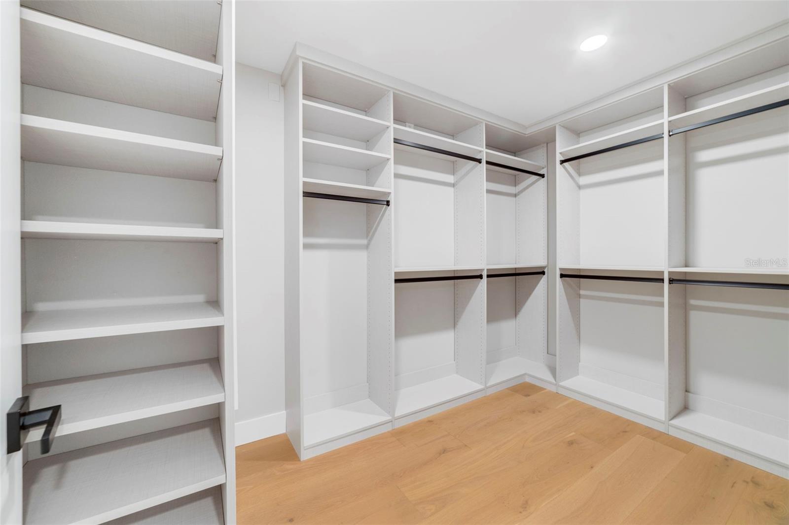 Image 18 of 47 For 941 Versailles Circle
